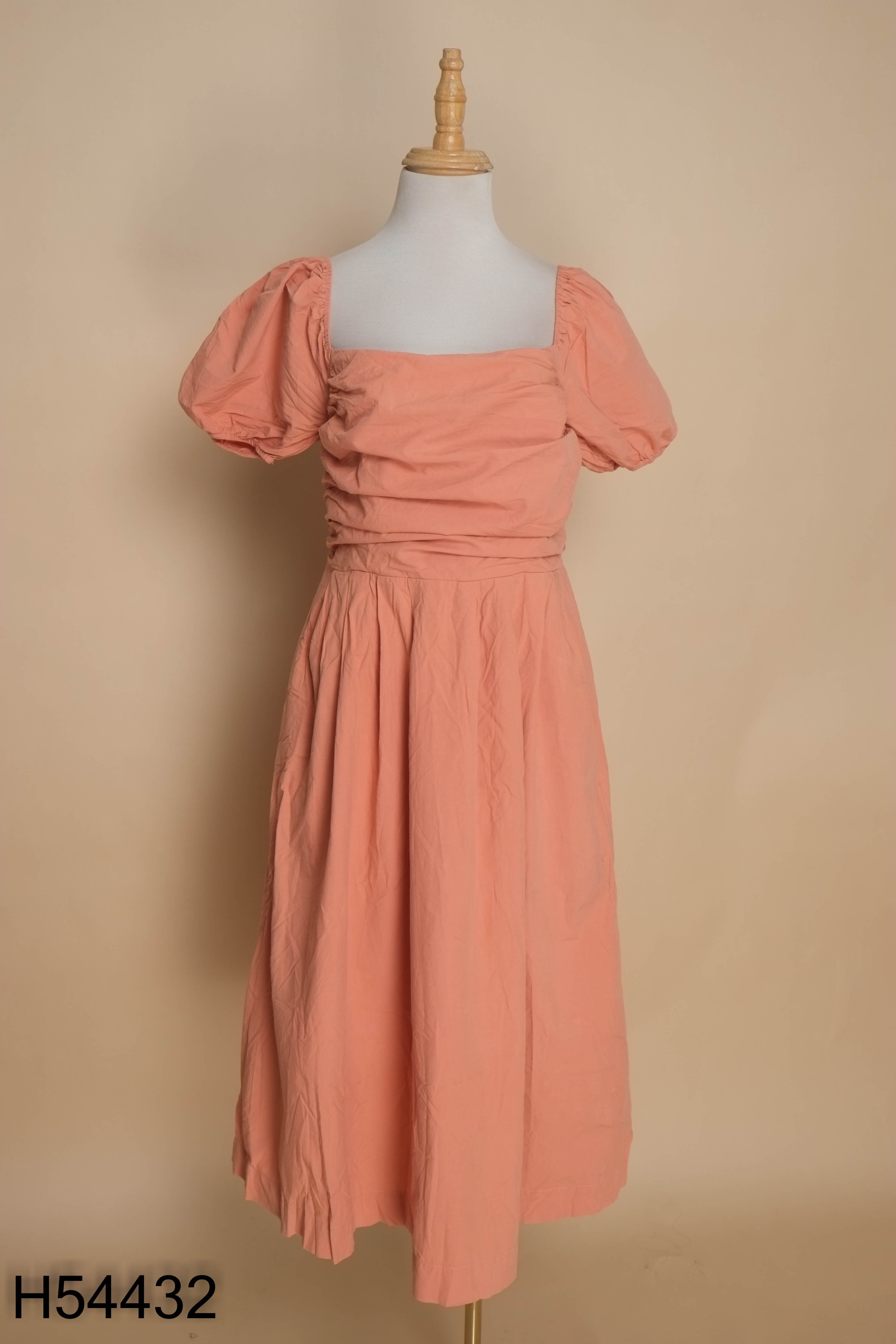 Váy hồng maxi cổ vuông