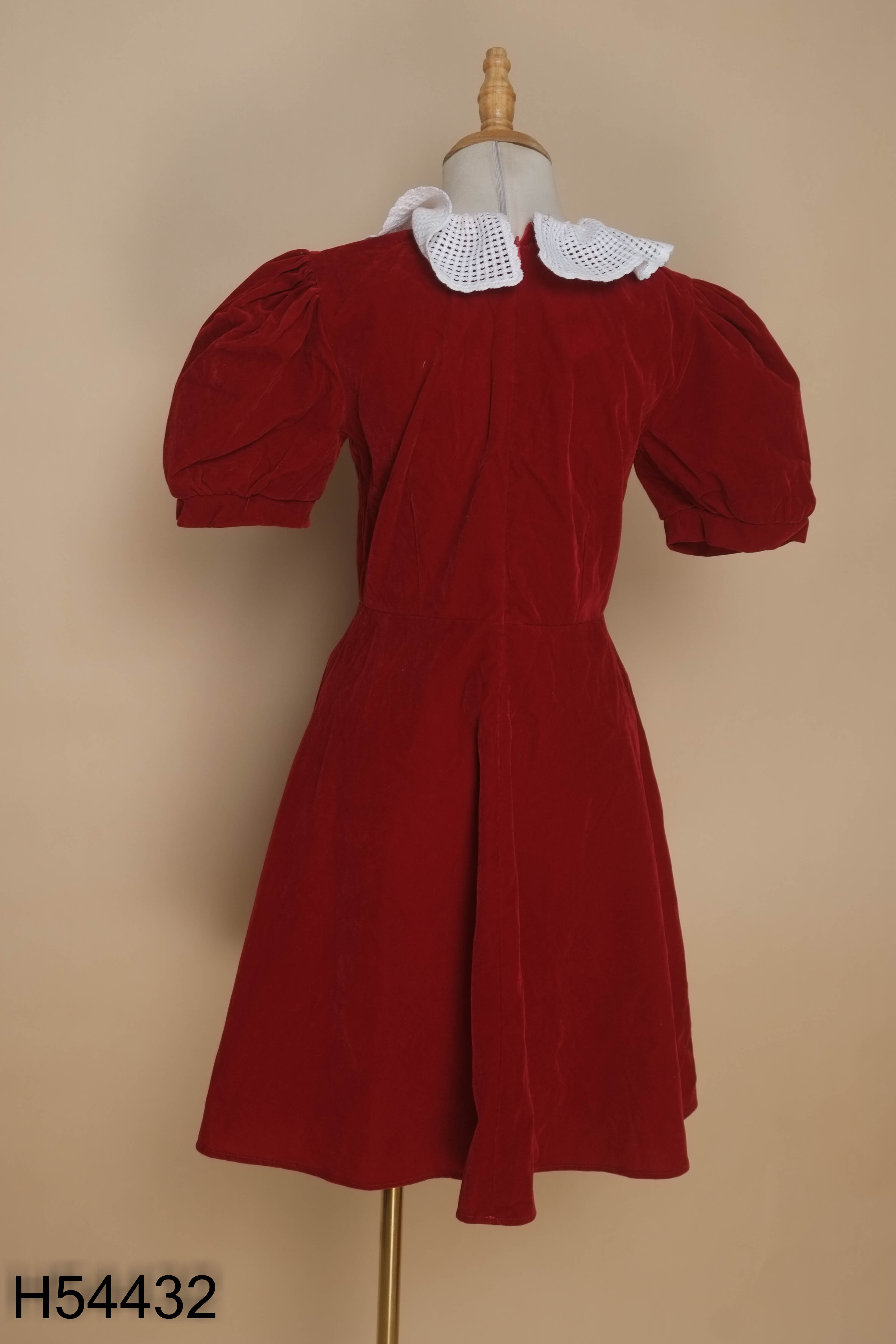 Váy đỏ nhung phối cổ ren