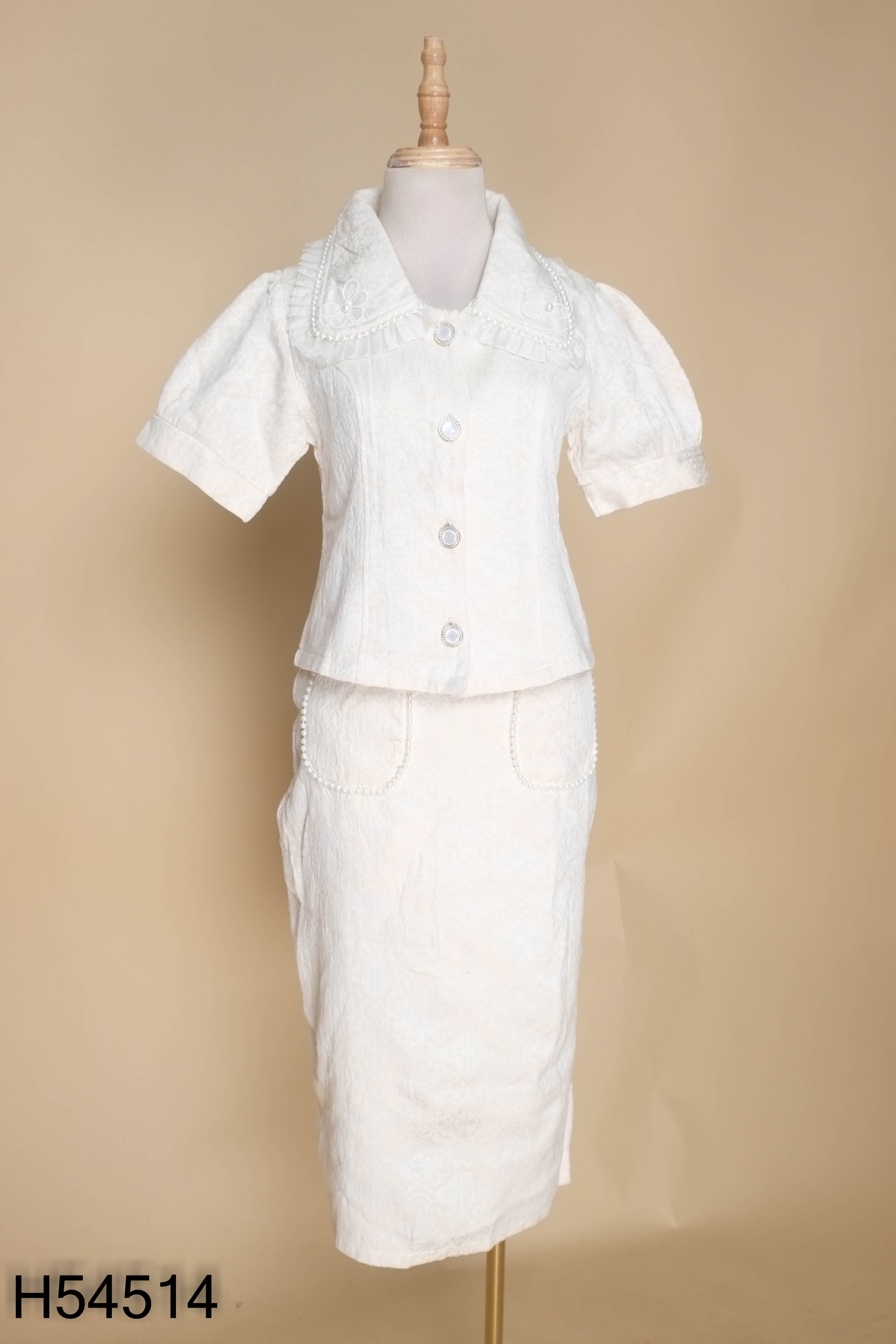 Set áo + chân váy be họa tiết