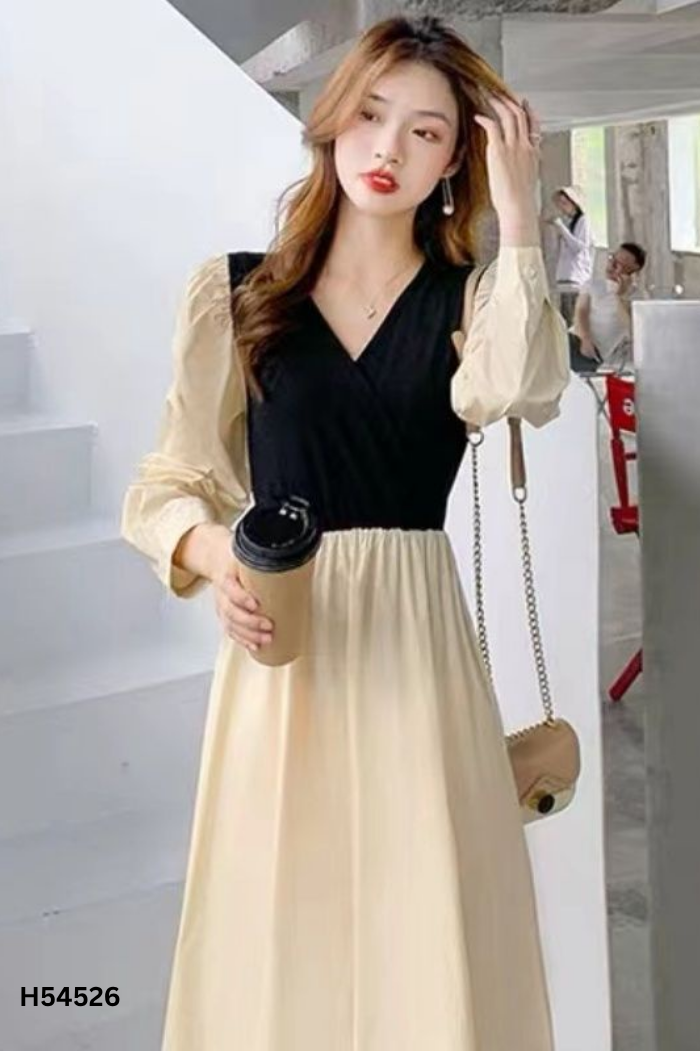 Newtag váy dài be phối đen cổ V