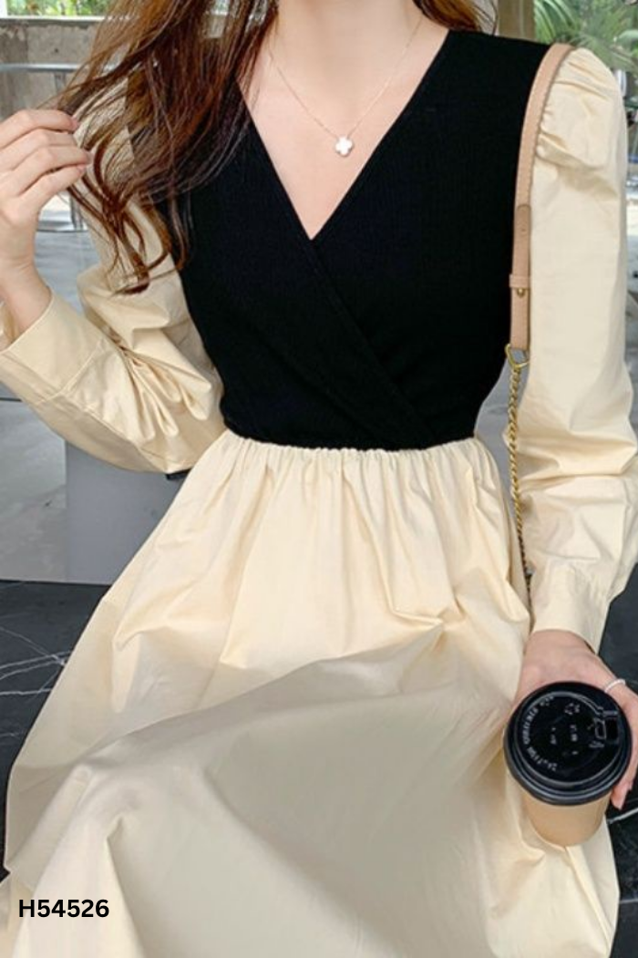 Newtag váy dài be phối đen cổ V