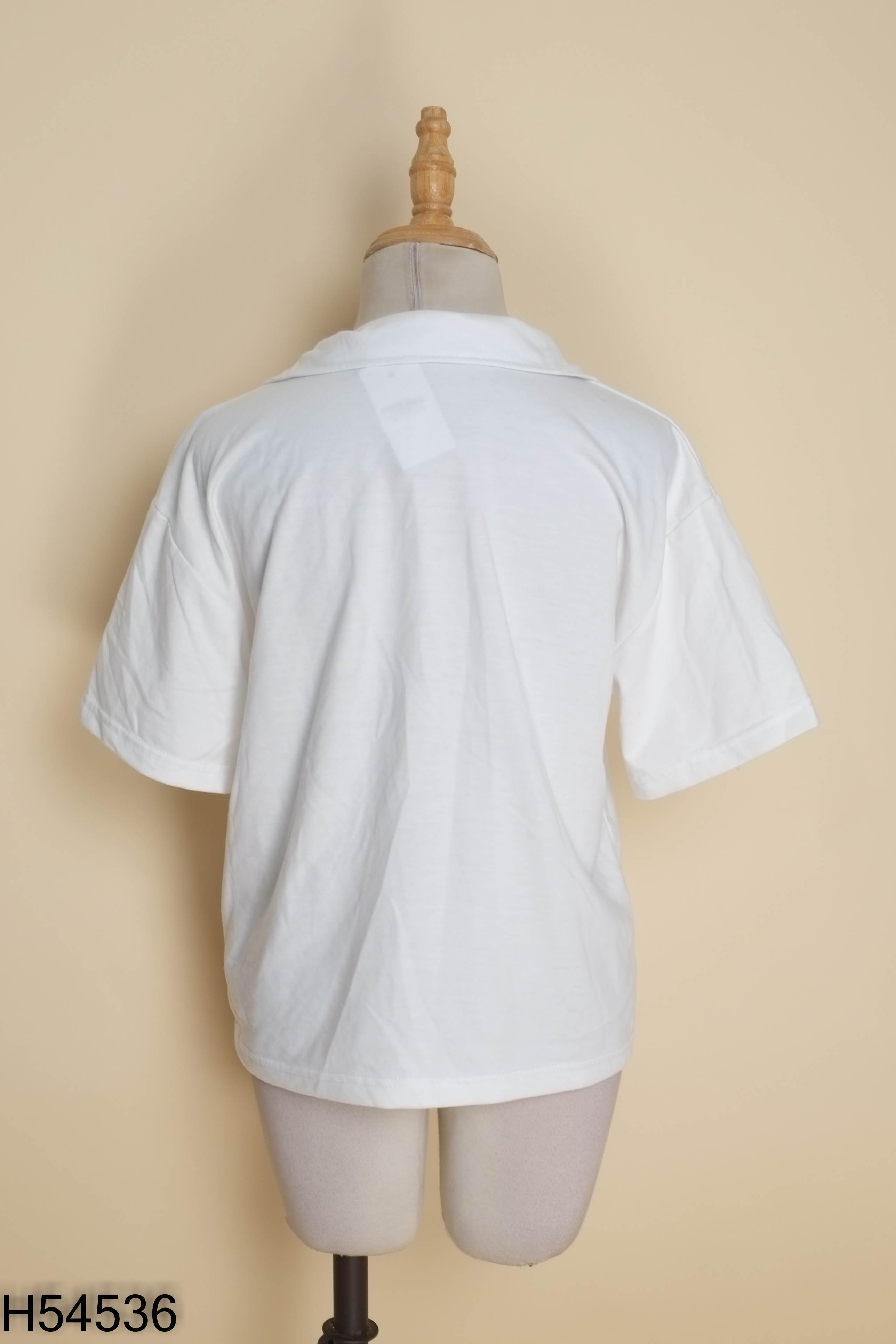 Áo croptop trắng thêu chữ R