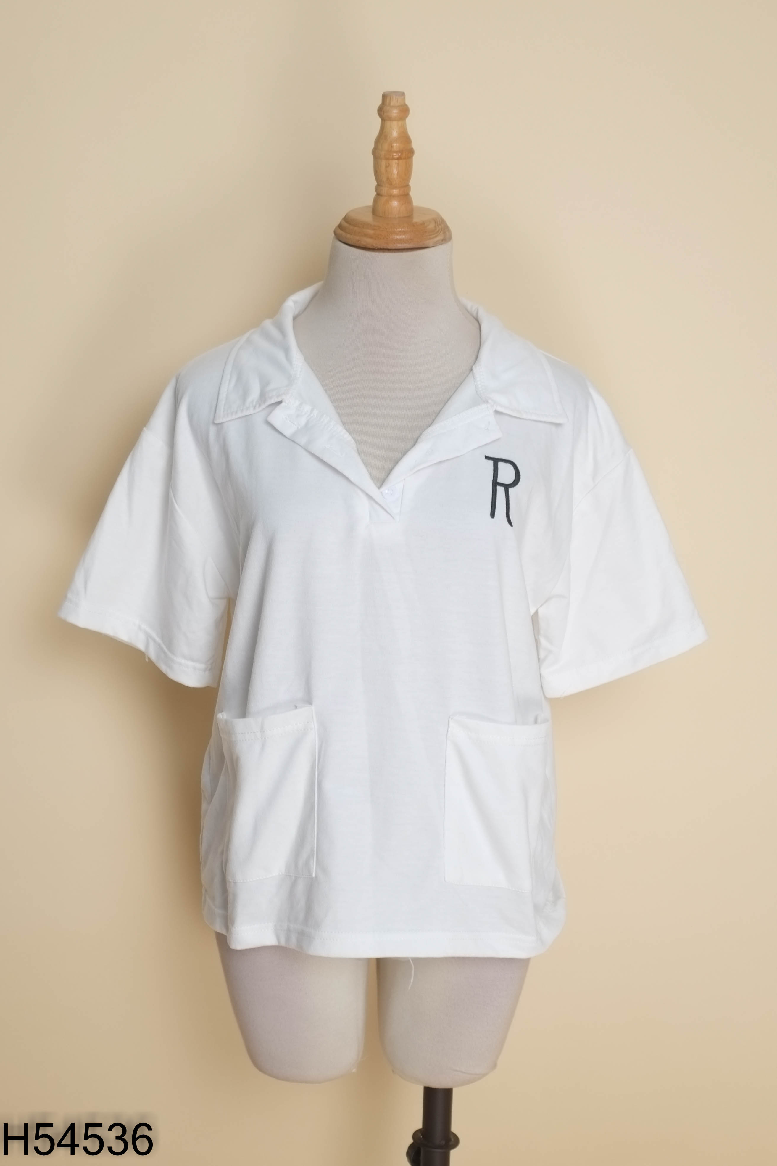 Áo croptop trắng thêu chữ R