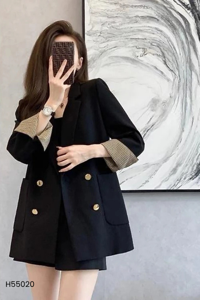 Blazer đen phối khuy vàng
