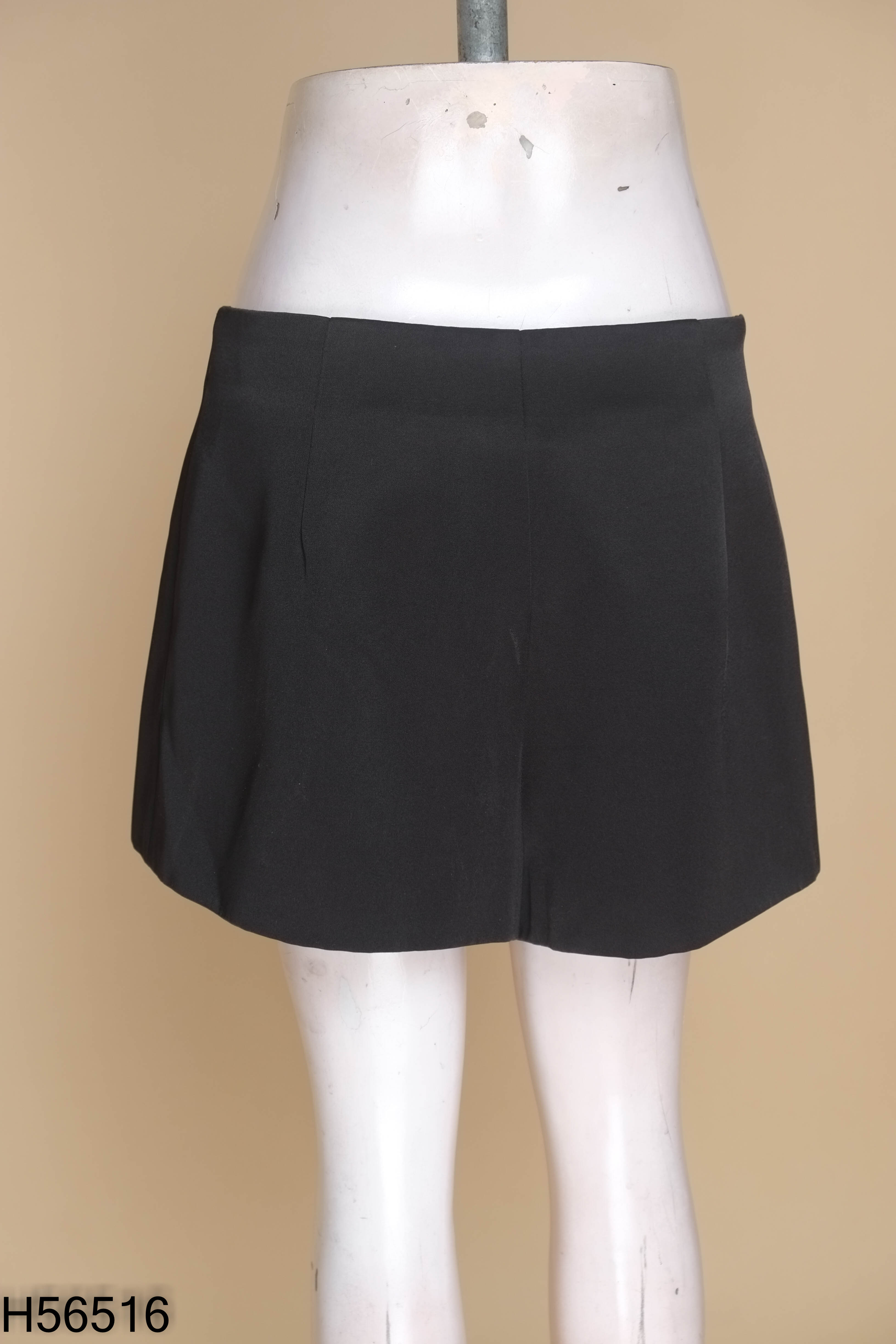 Quần short đen đính kim sa