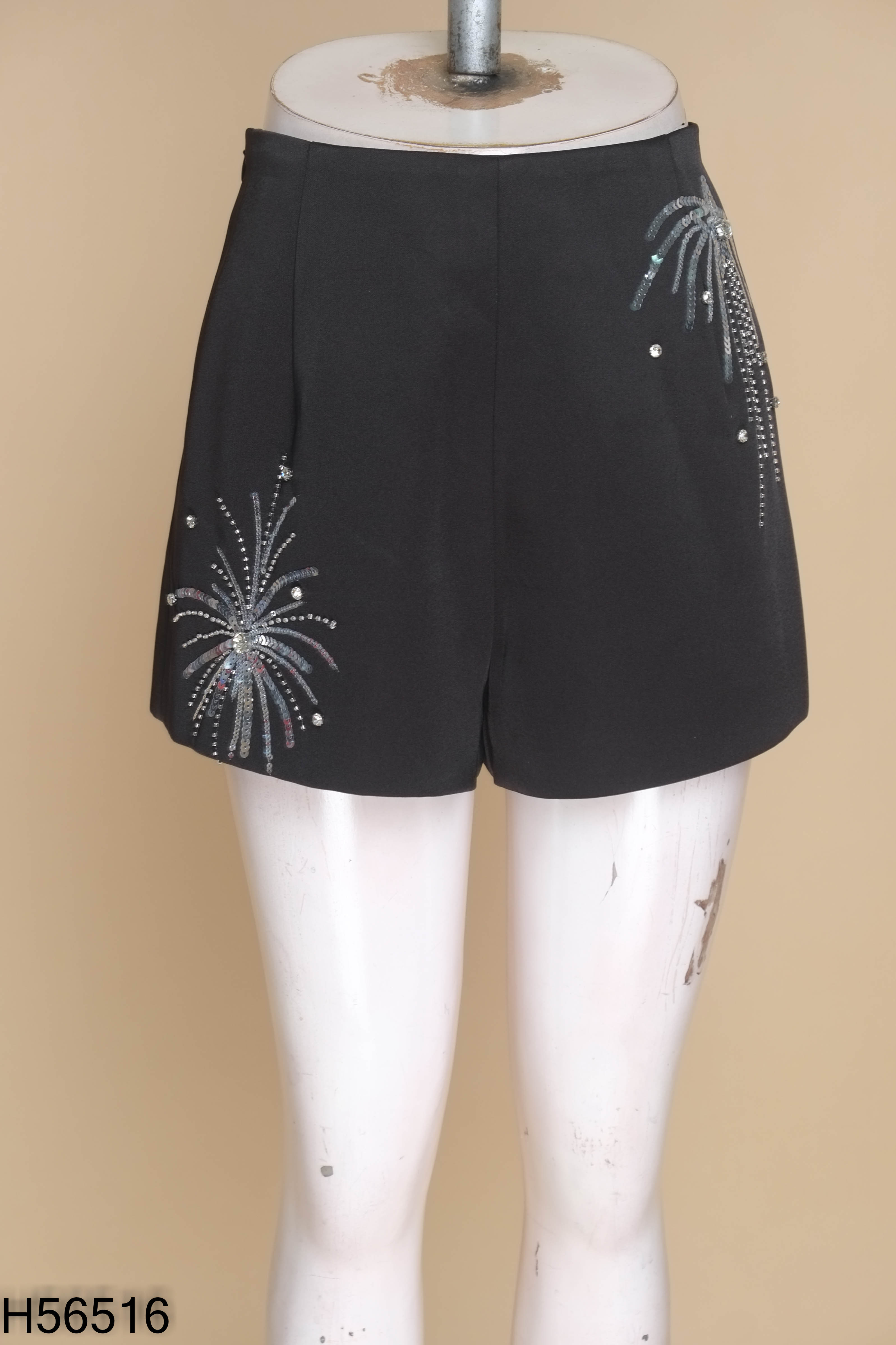 Quần short đen đính kim sa