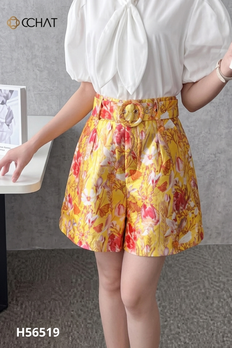 Quần short vàng C'CHAT họa tiết sặc sỡ