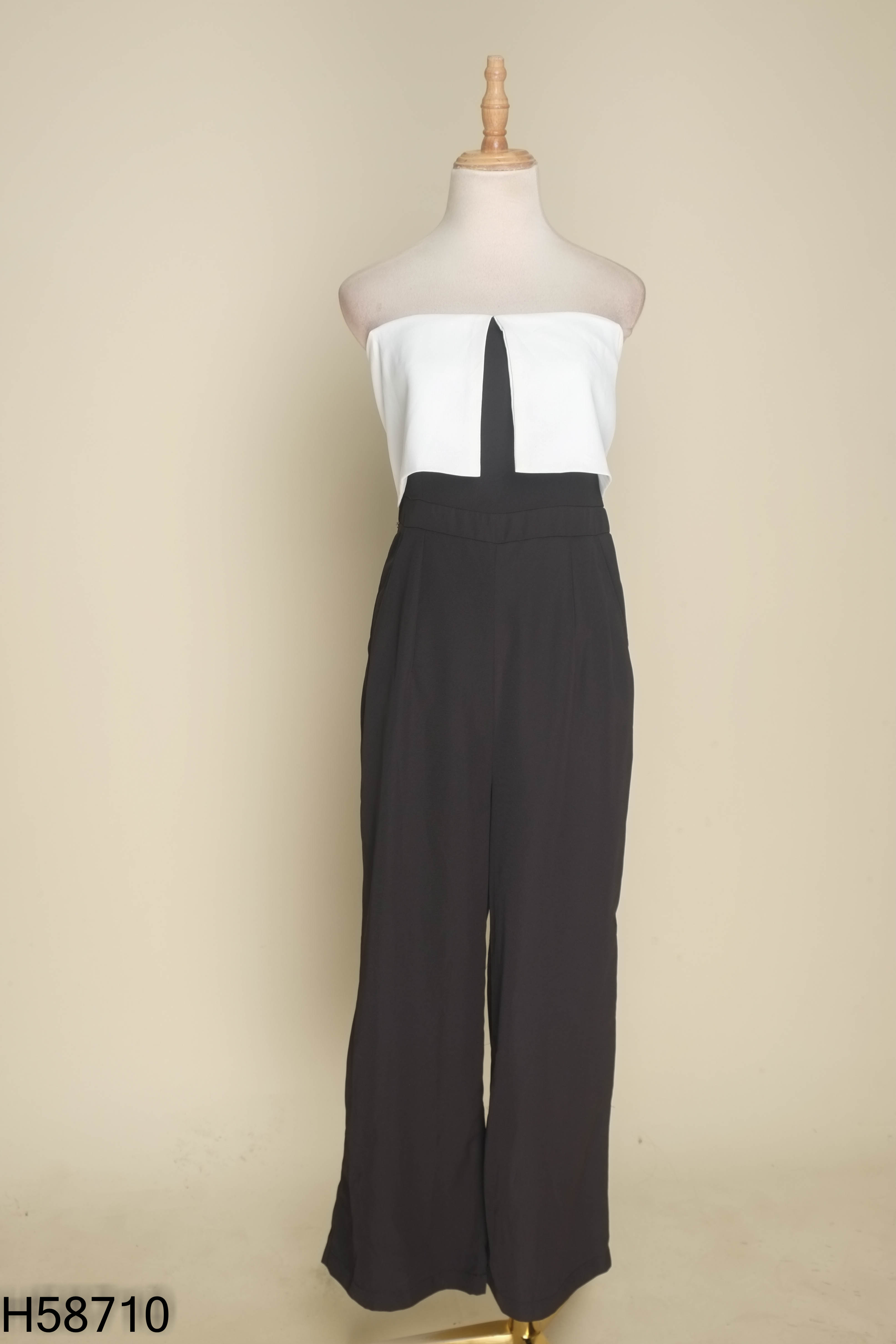 Jumpsuit đen phối trắng