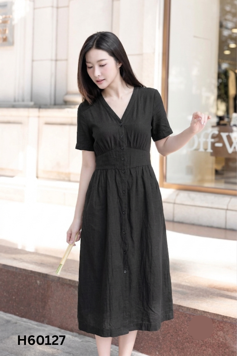 Váy đen cổ V cài khuy