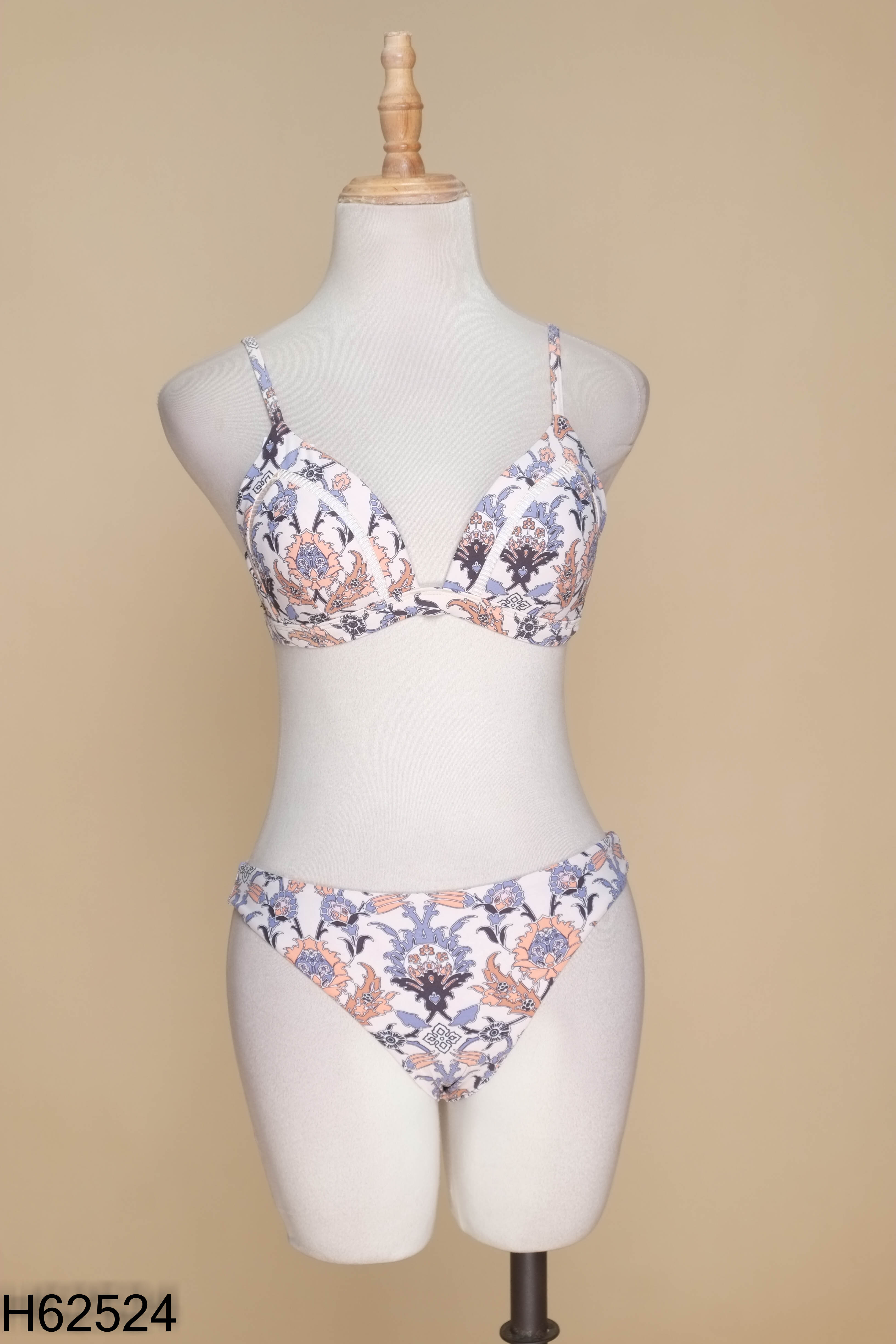 Set bikini hồng họa tiết hoa