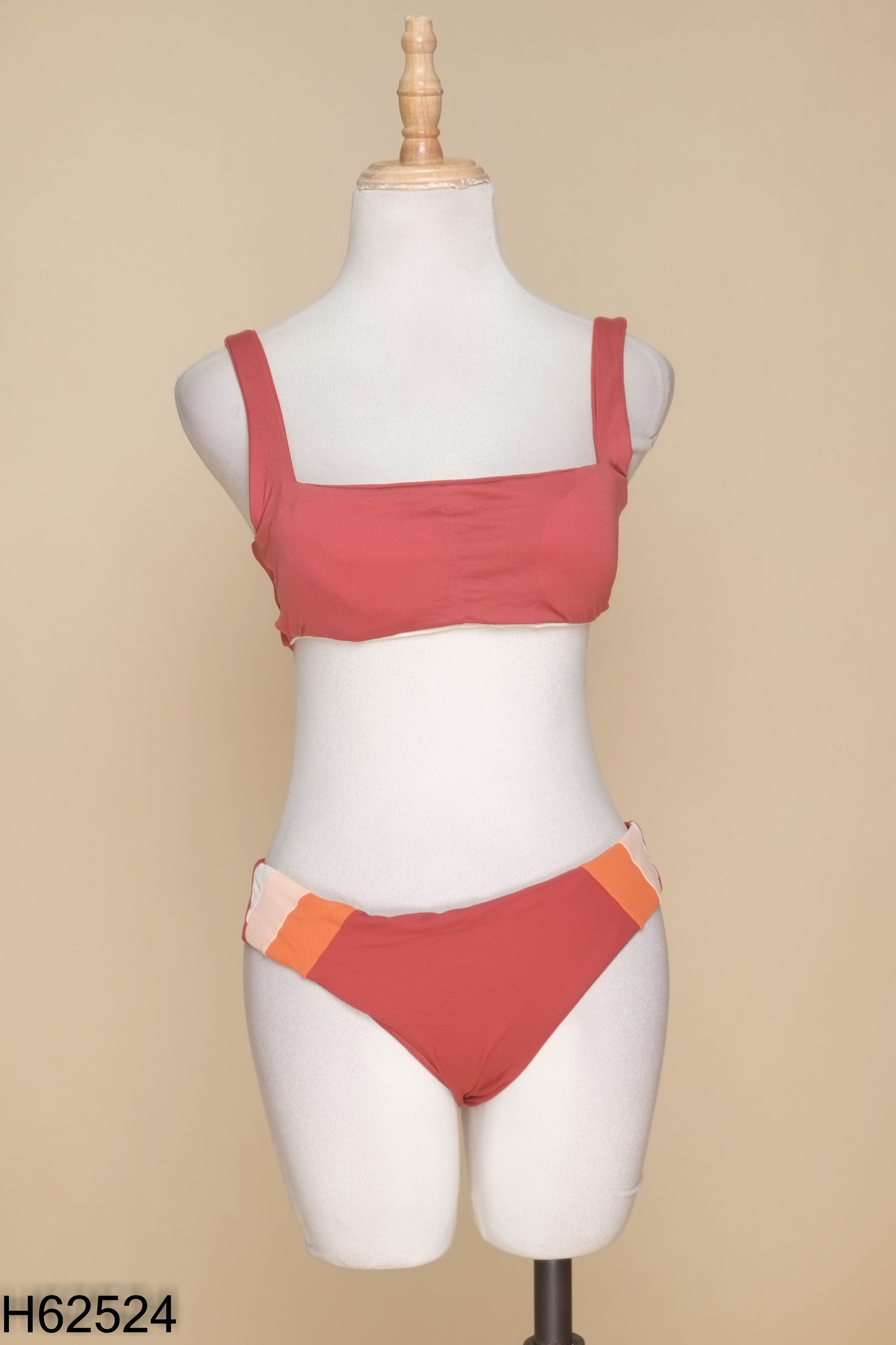 Set bikini đỏ viền sọc