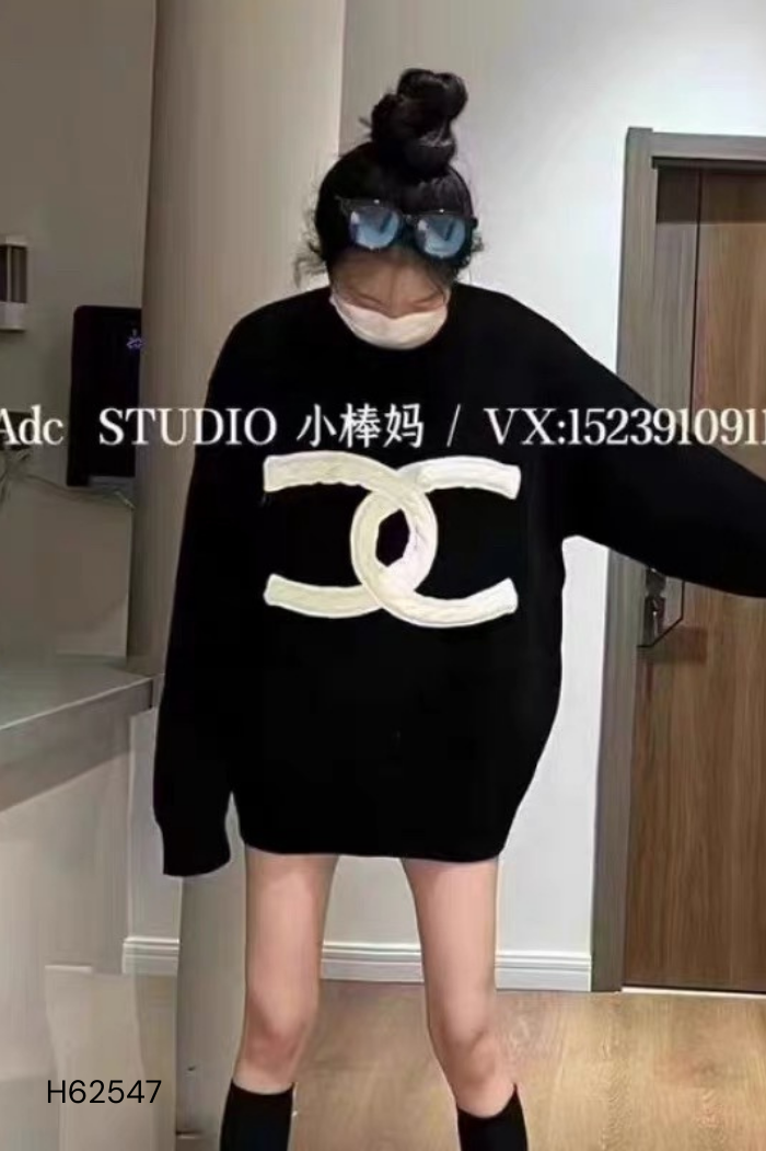 Áo len đen chữ trắng