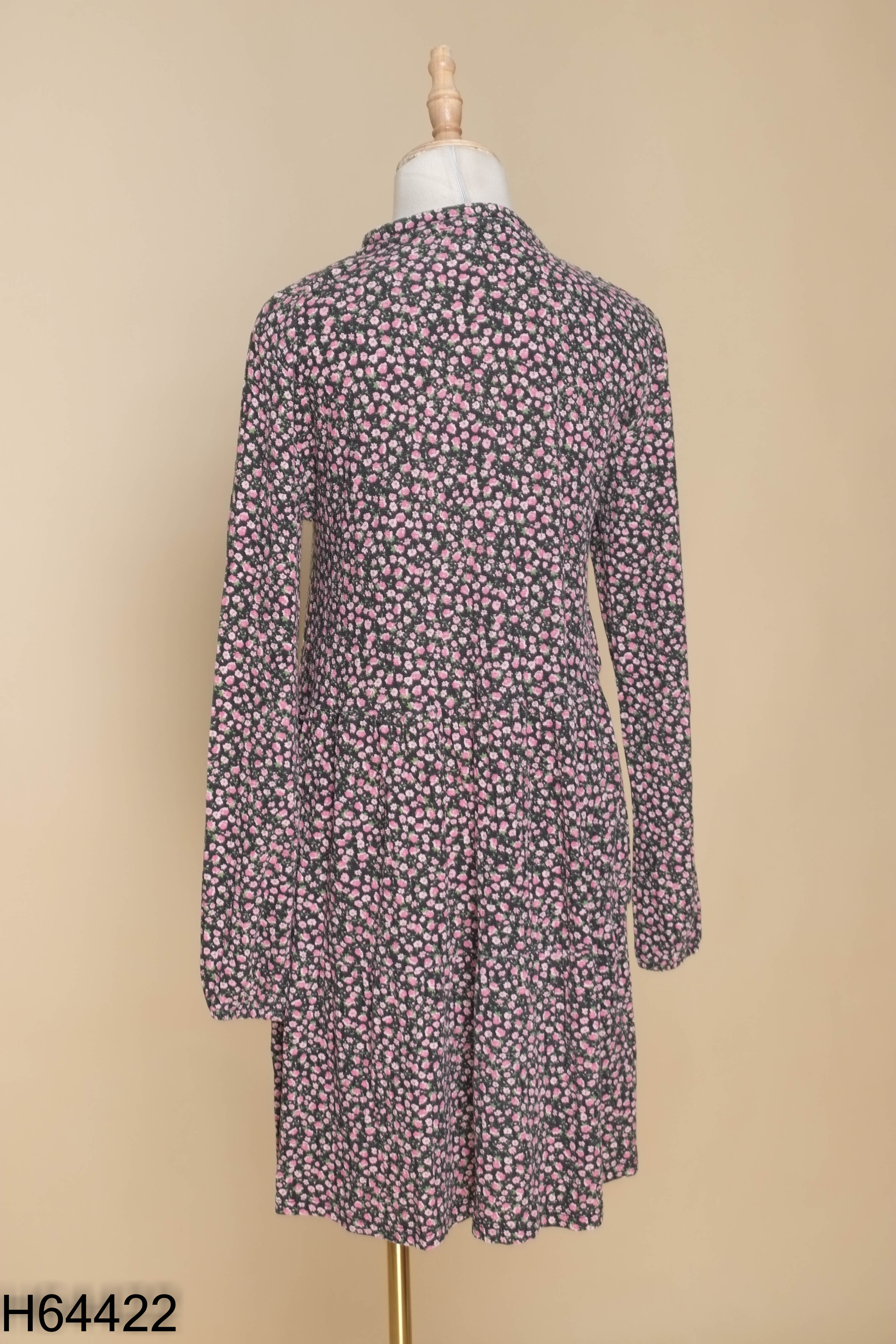 Váy đen PULL BEAR hoa hồng