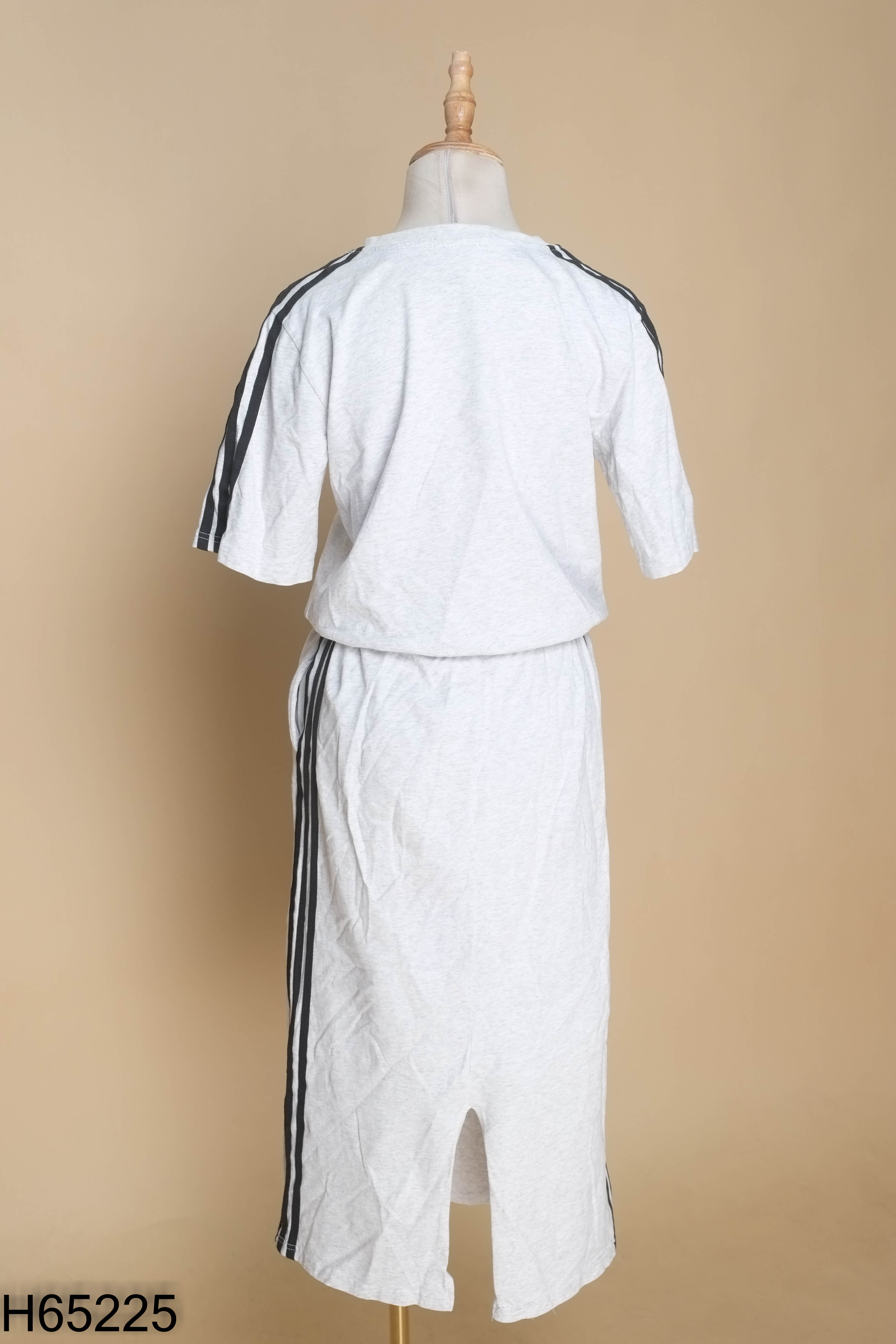 Set áo thun xám sọc đen + chân váy
