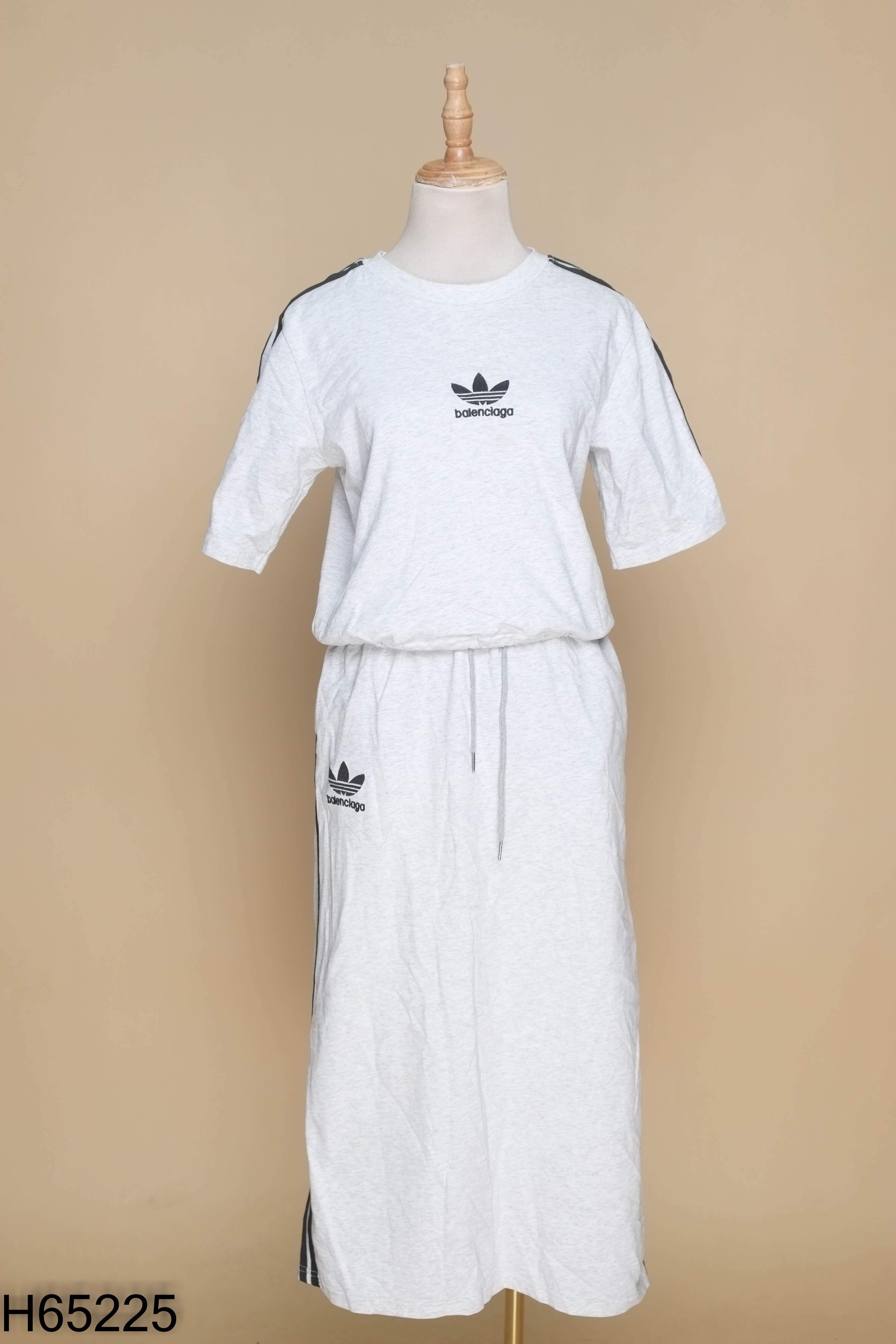 Set áo thun xám sọc đen + chân váy
