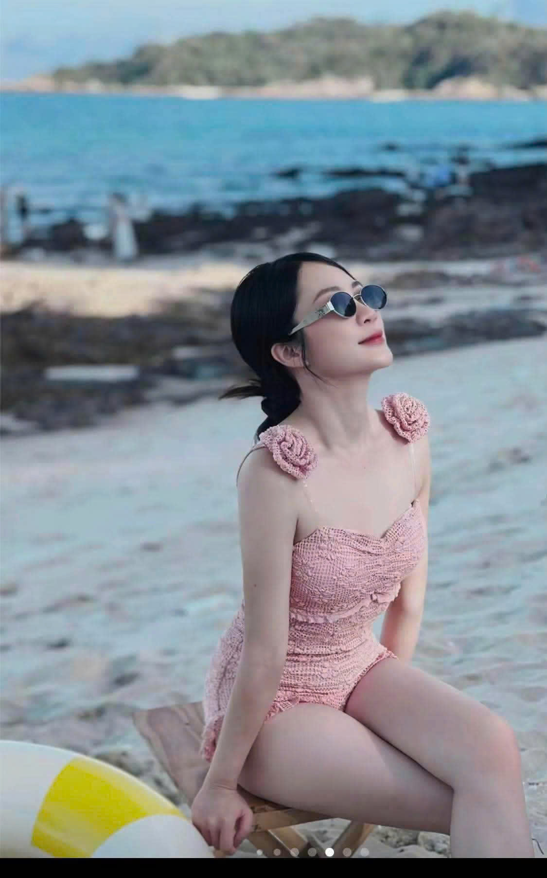 NEWTAG Bikini hồng đính hoa kèm khăn