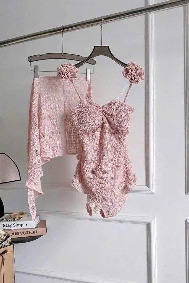 NEWTAG Bikini hồng đính hoa kèm khăn