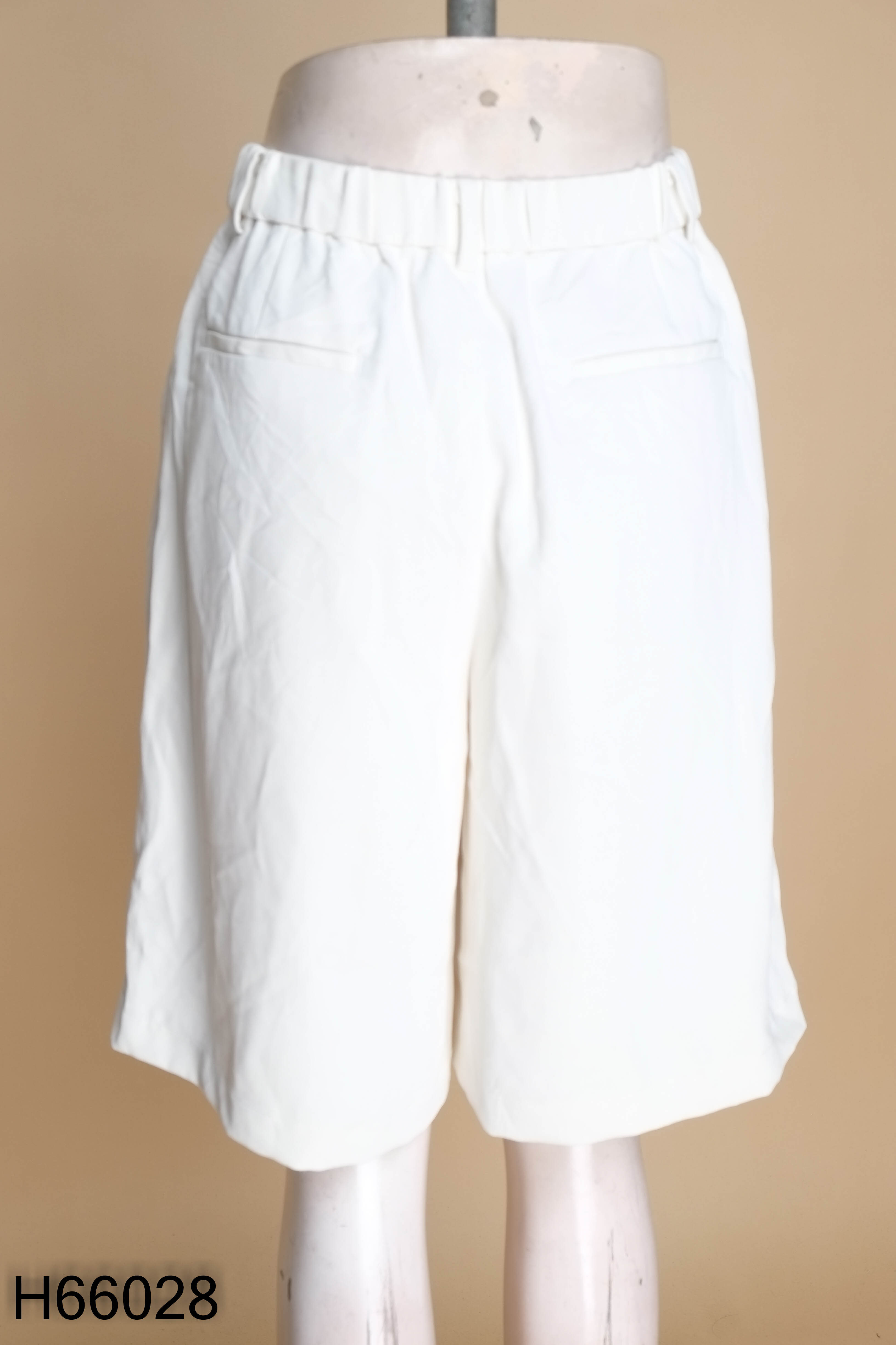 Quần shorts UNIQLO lửng trắng