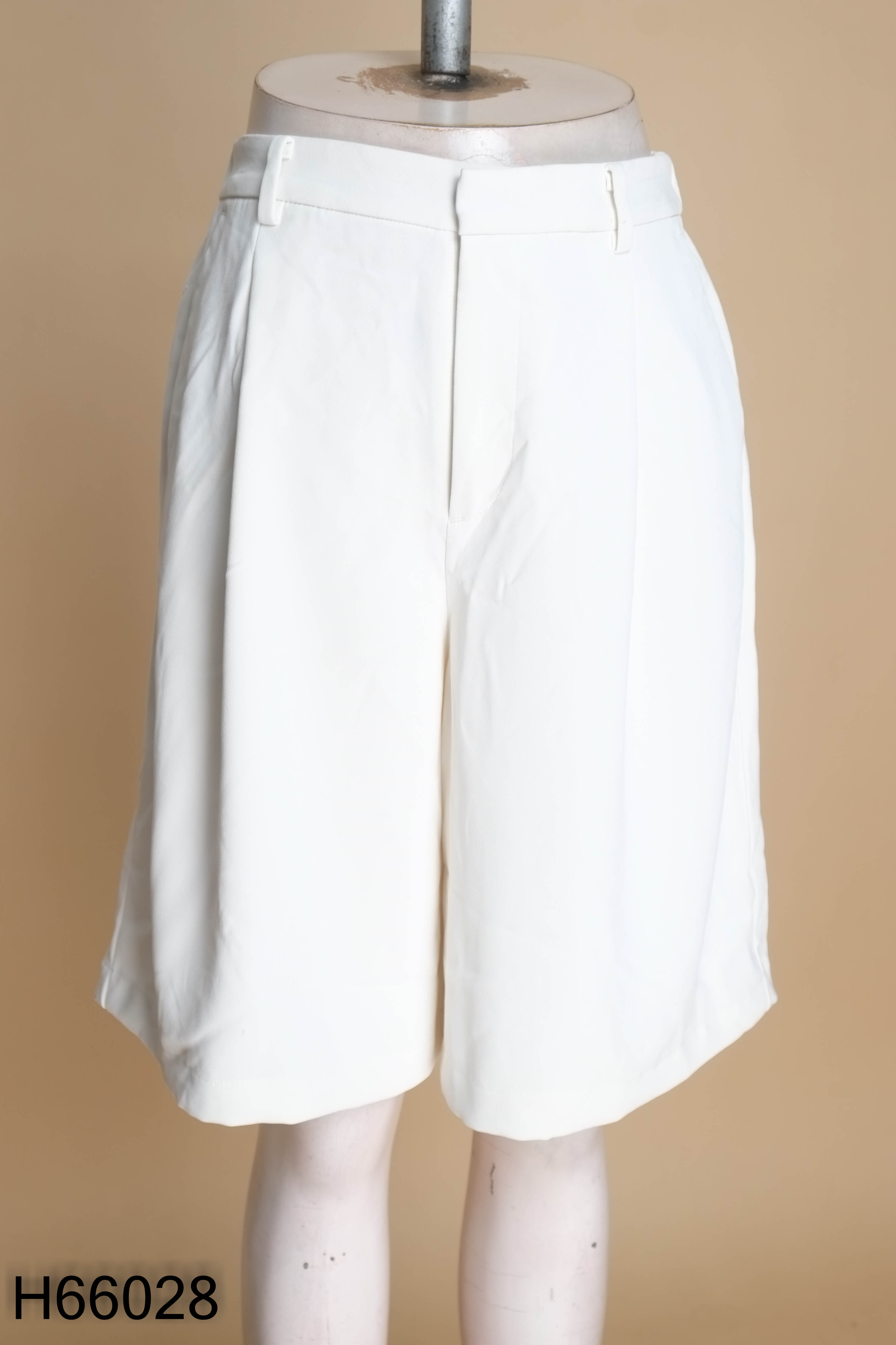 Quần shorts UNIQLO lửng trắng