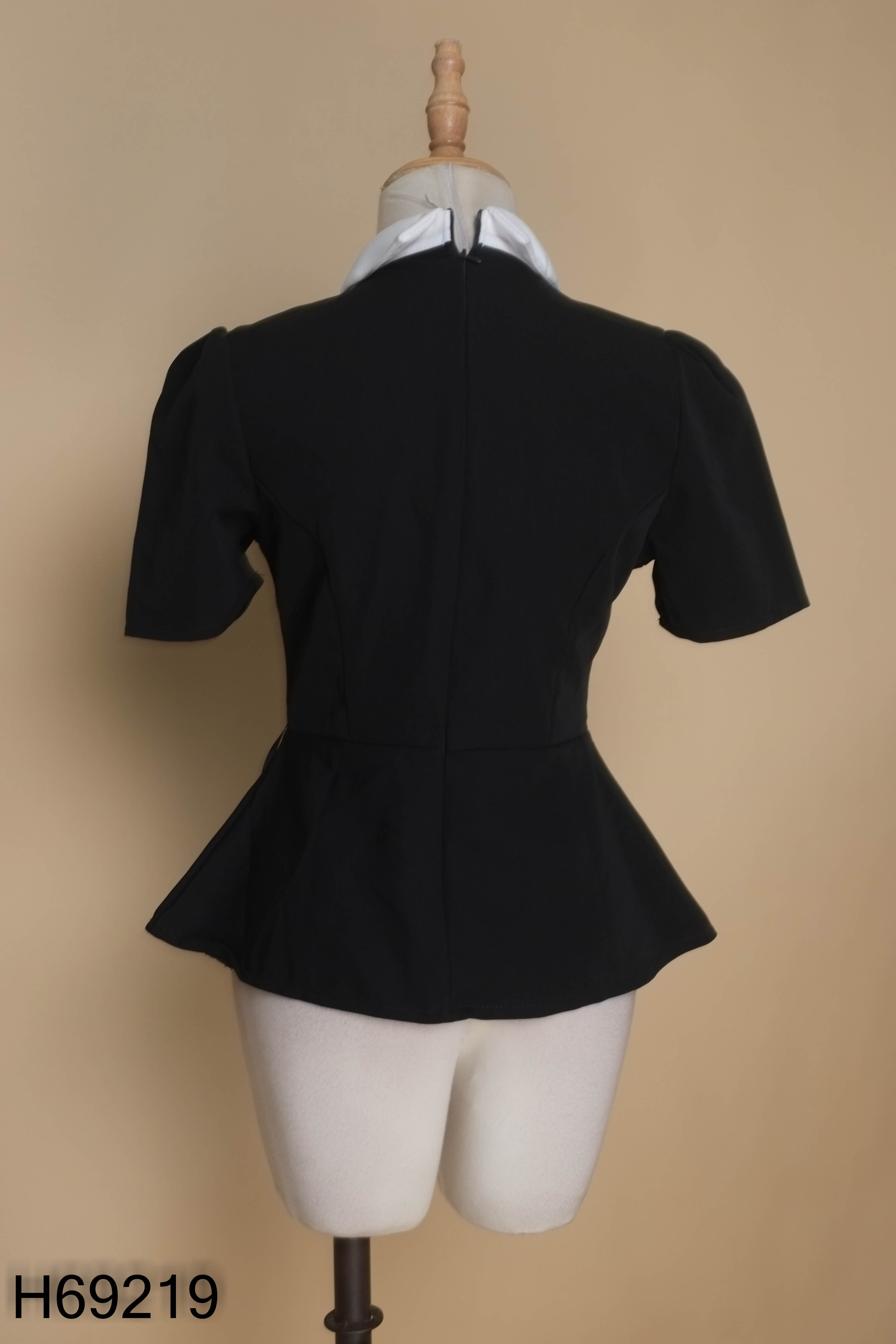 Áo HERLY SHOP đen cổ trắng
