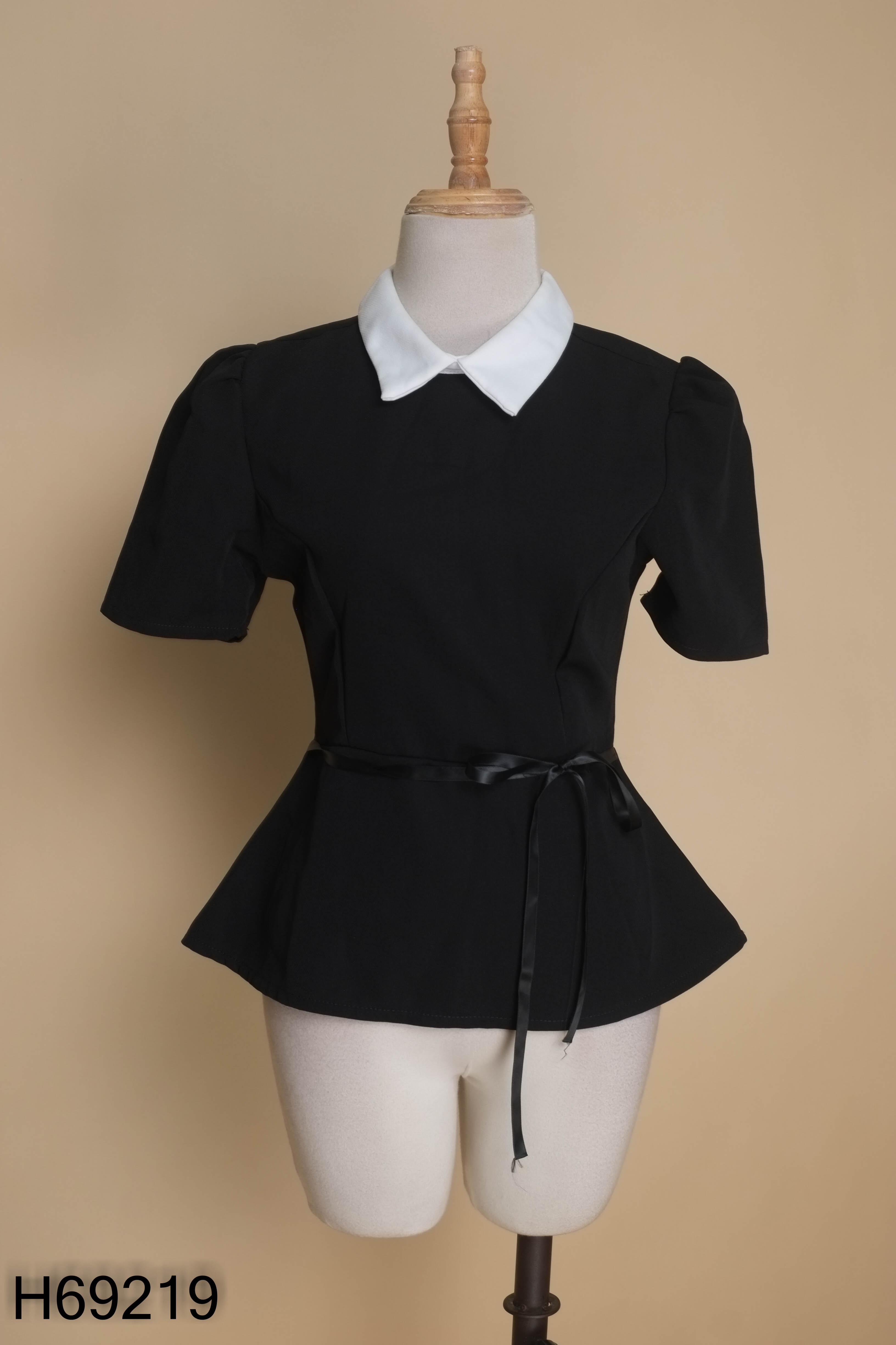 Áo HERLY SHOP đen cổ trắng