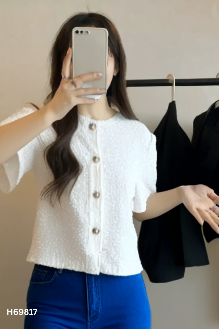 Áo be phối cúc vàng