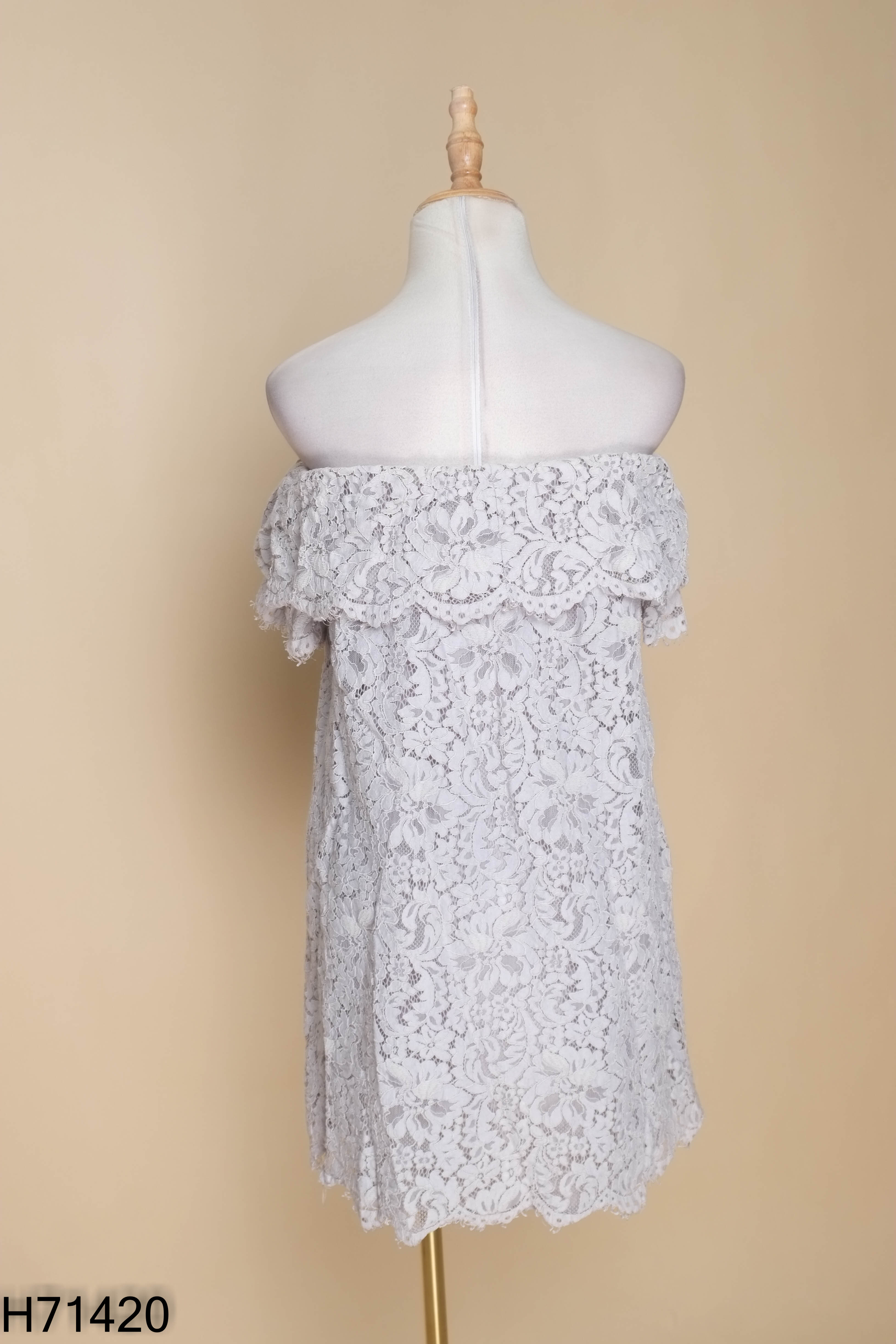 H7142010840-Váy ren D.CHIC trễ vai xám