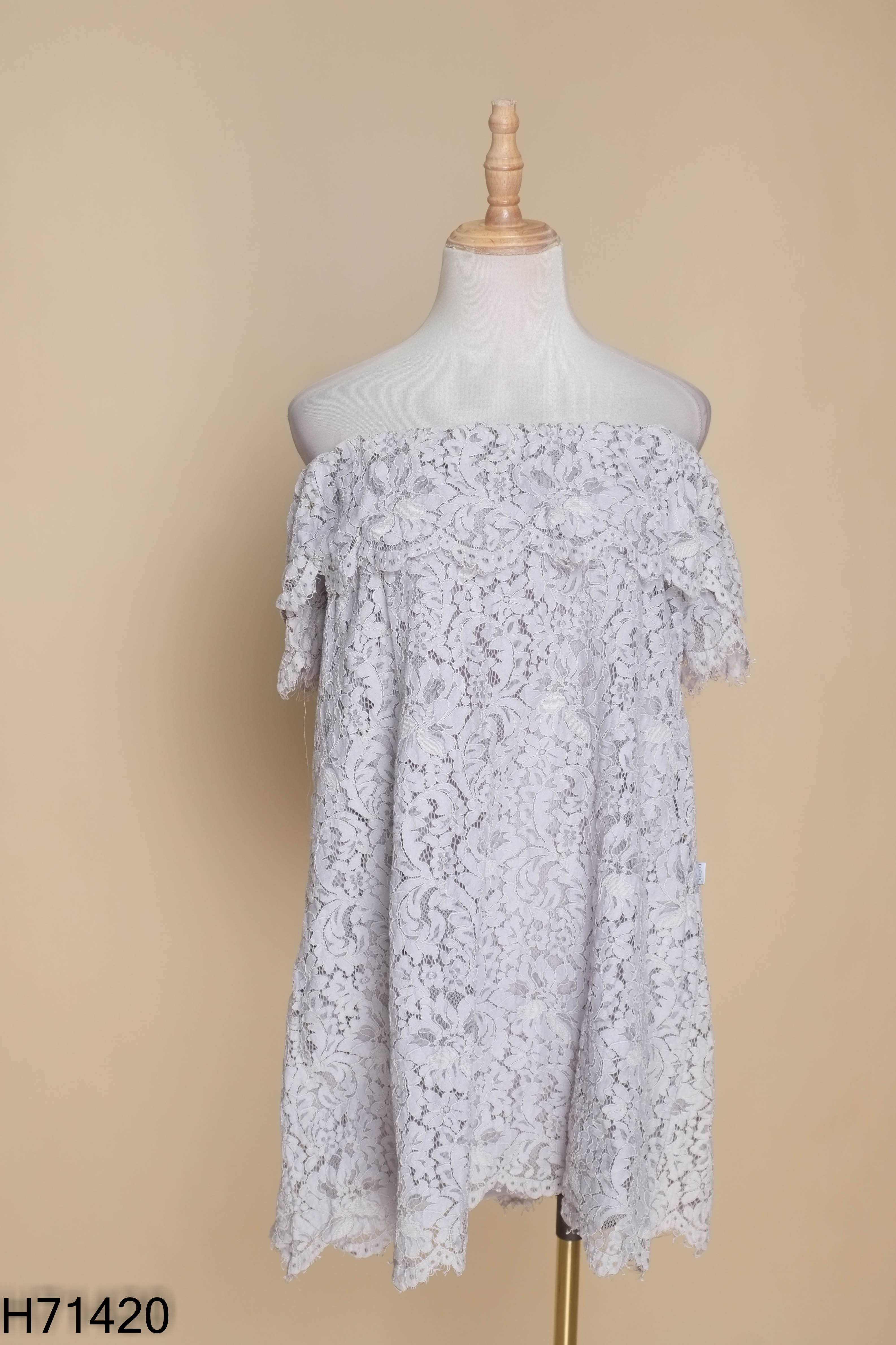 H7142010840-Váy ren D.CHIC trễ vai xám