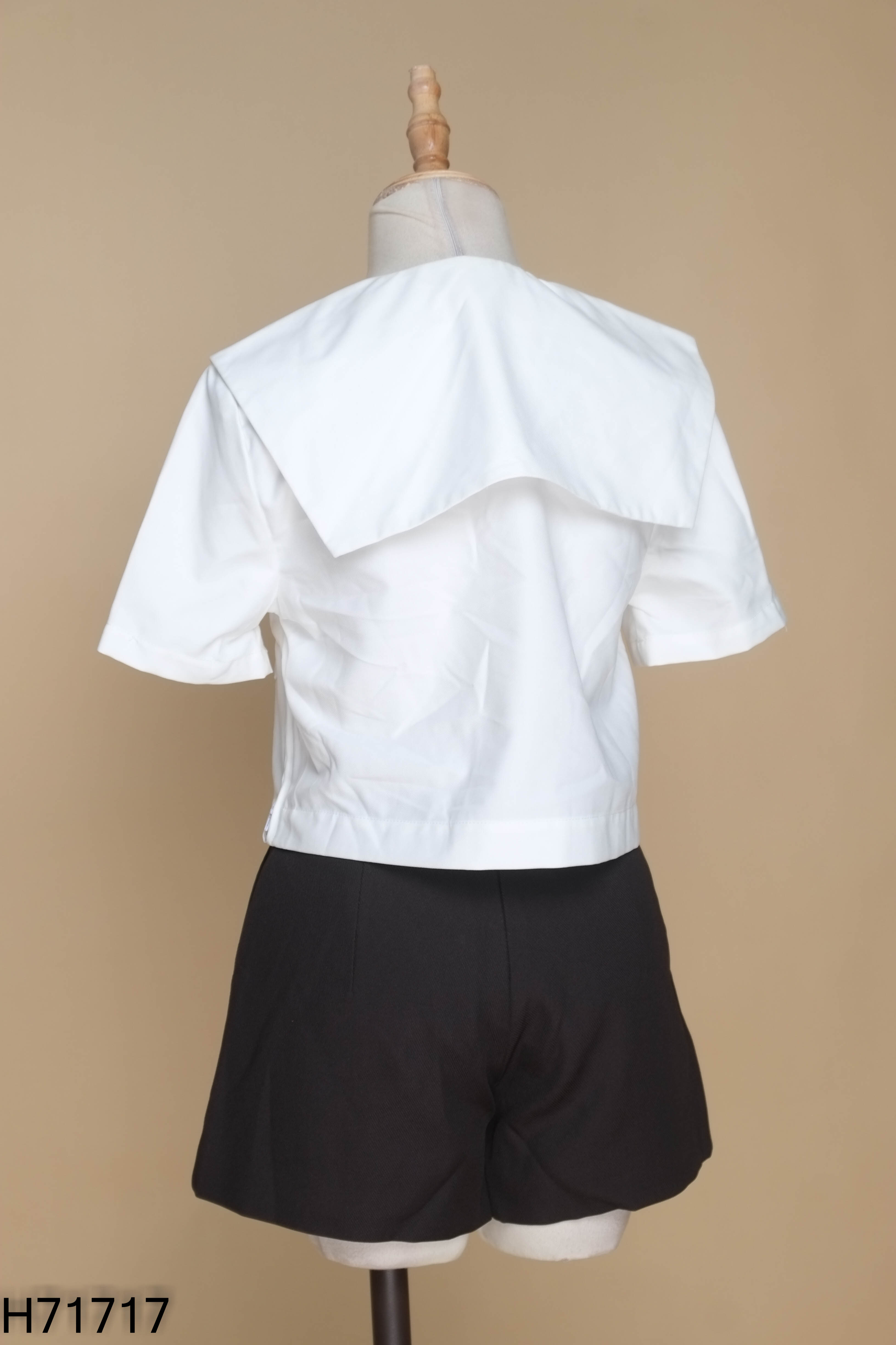 Set áo trắng + quần shorts đen