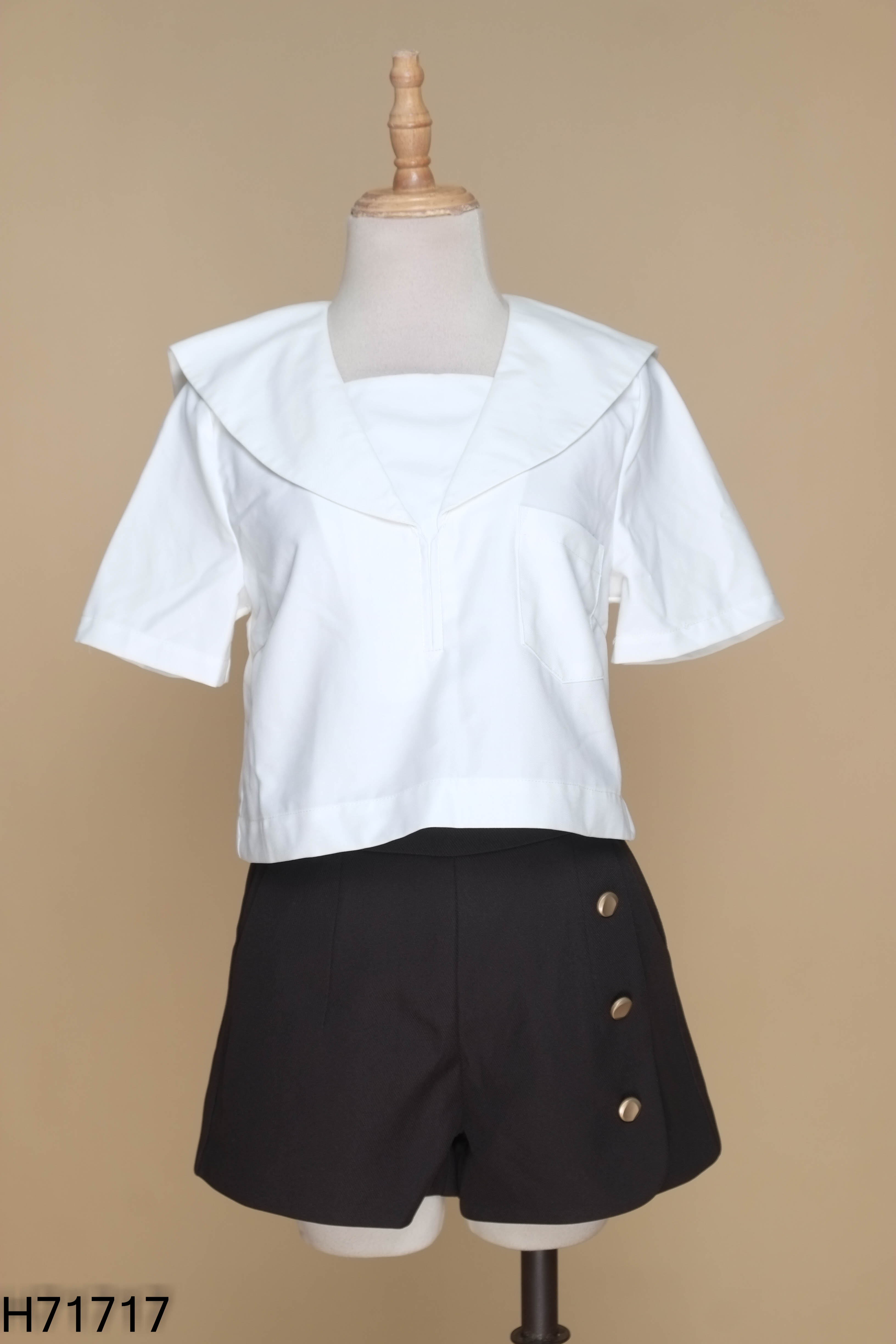 Set áo trắng + quần shorts đen