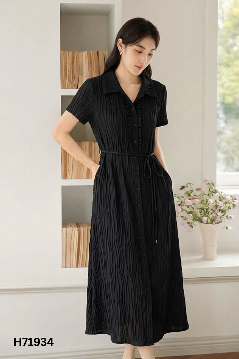 Váy đen nhăn cổ bẻ