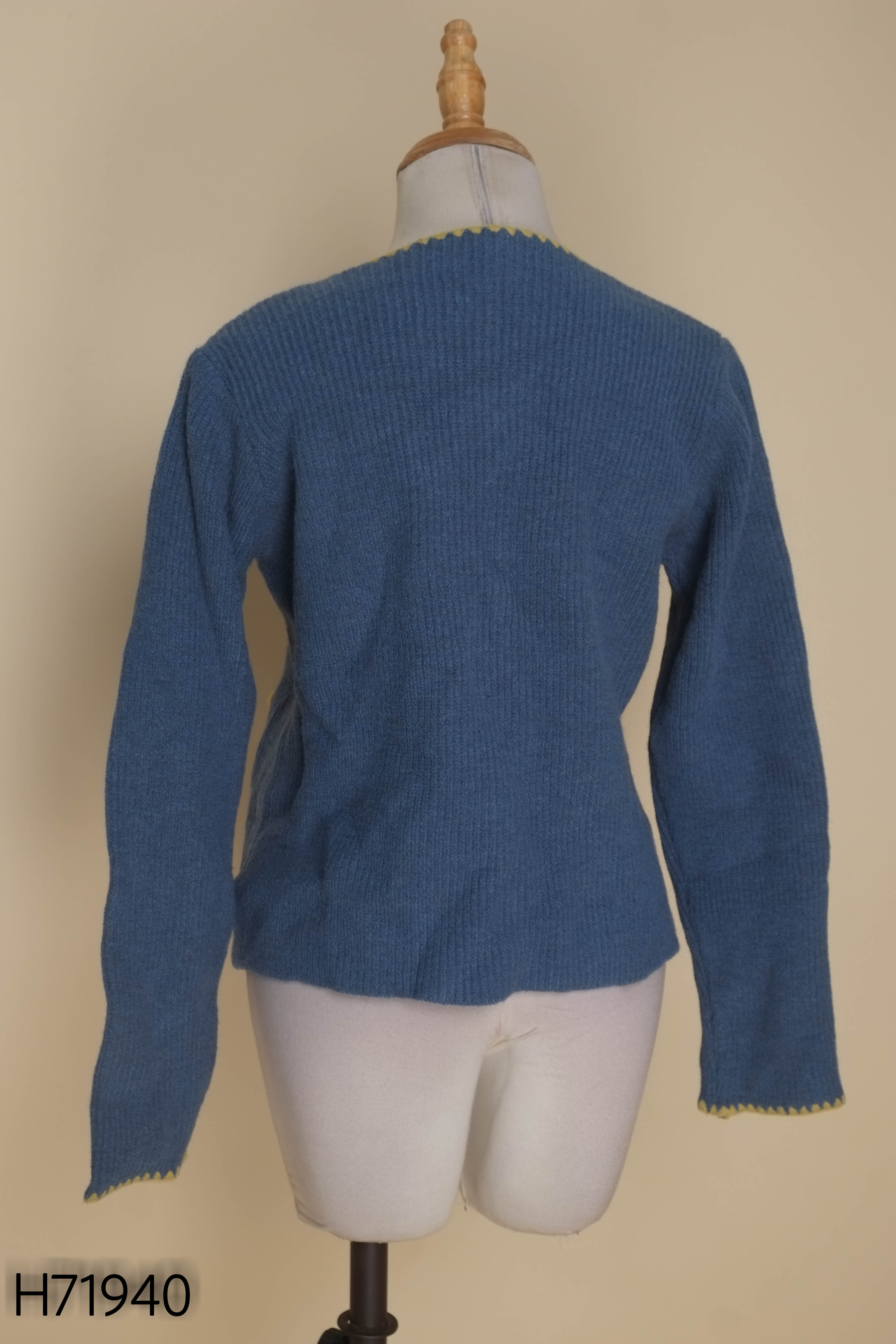 Cardigan len xanh viền vàng