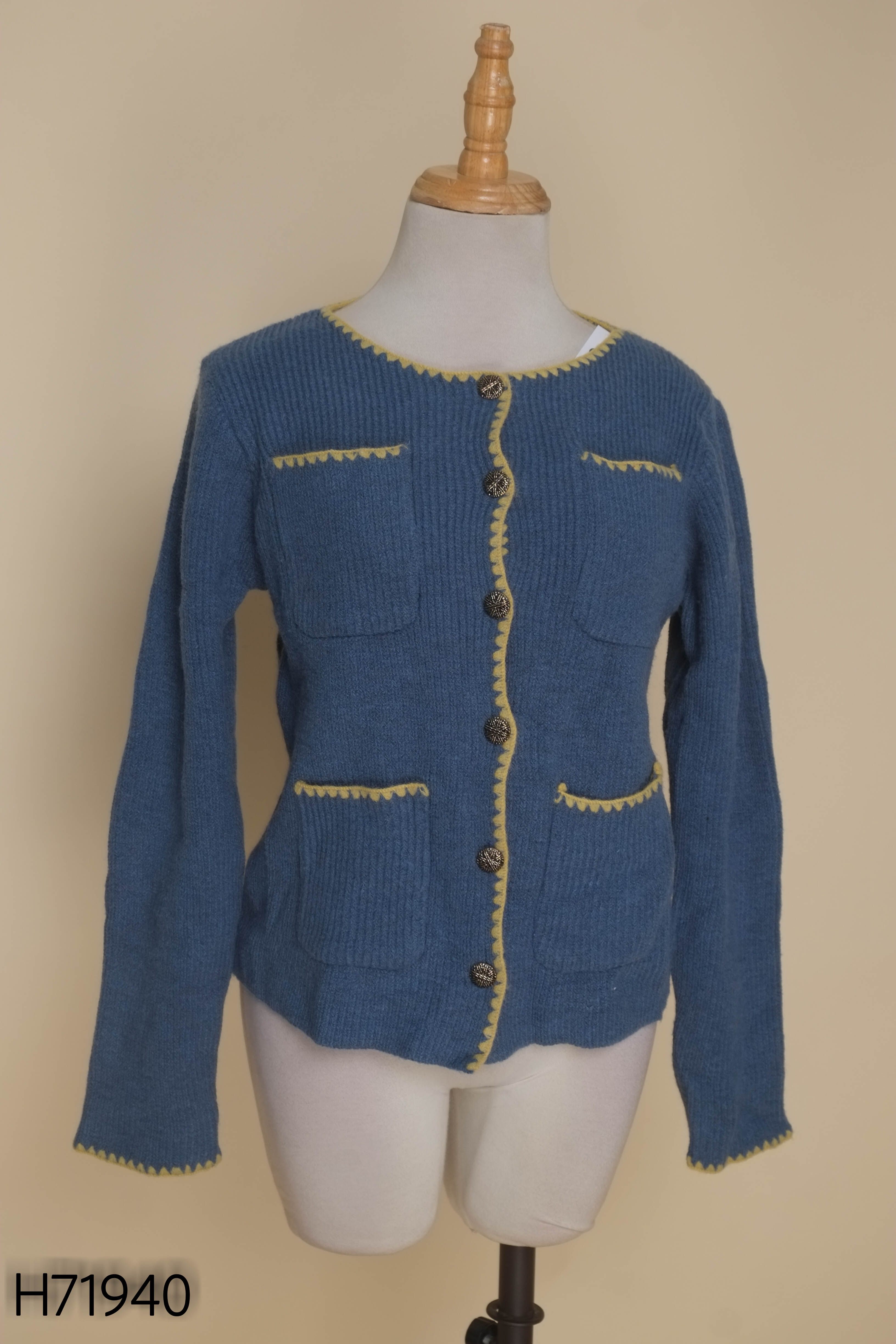 Cardigan len xanh viền vàng