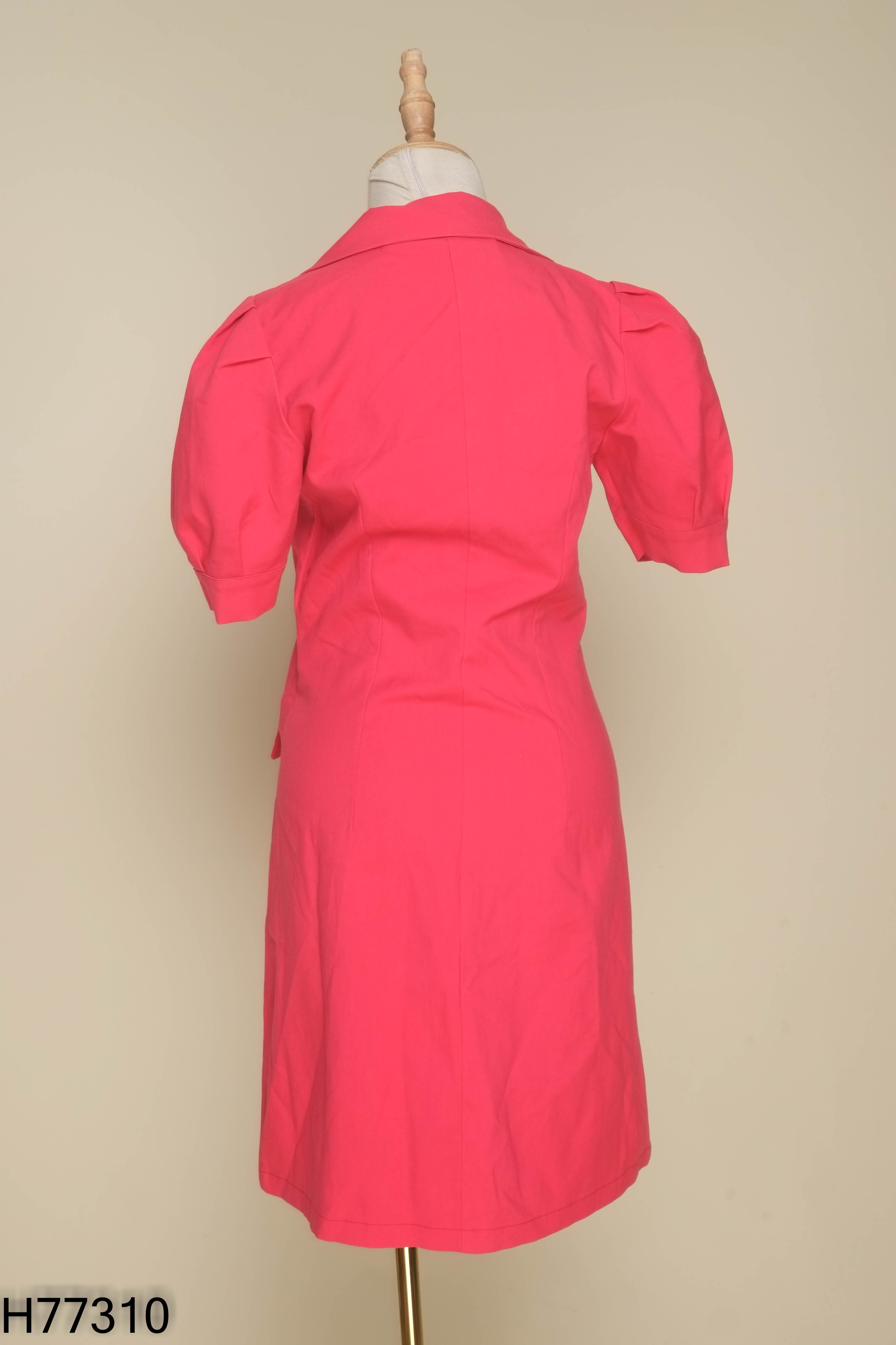 Váy hồng cổ vest cài khuy