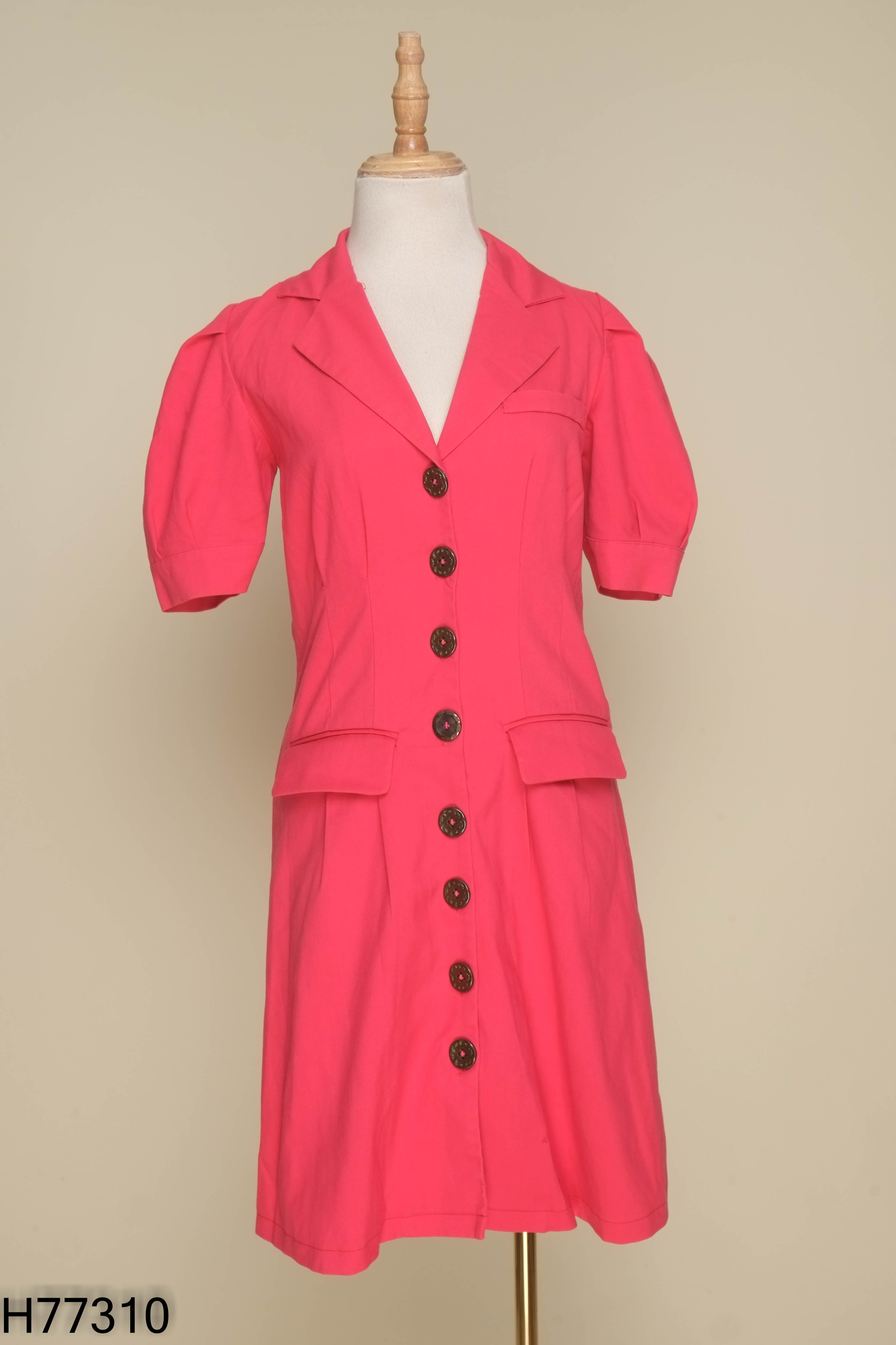 Váy hồng cổ vest cài khuy