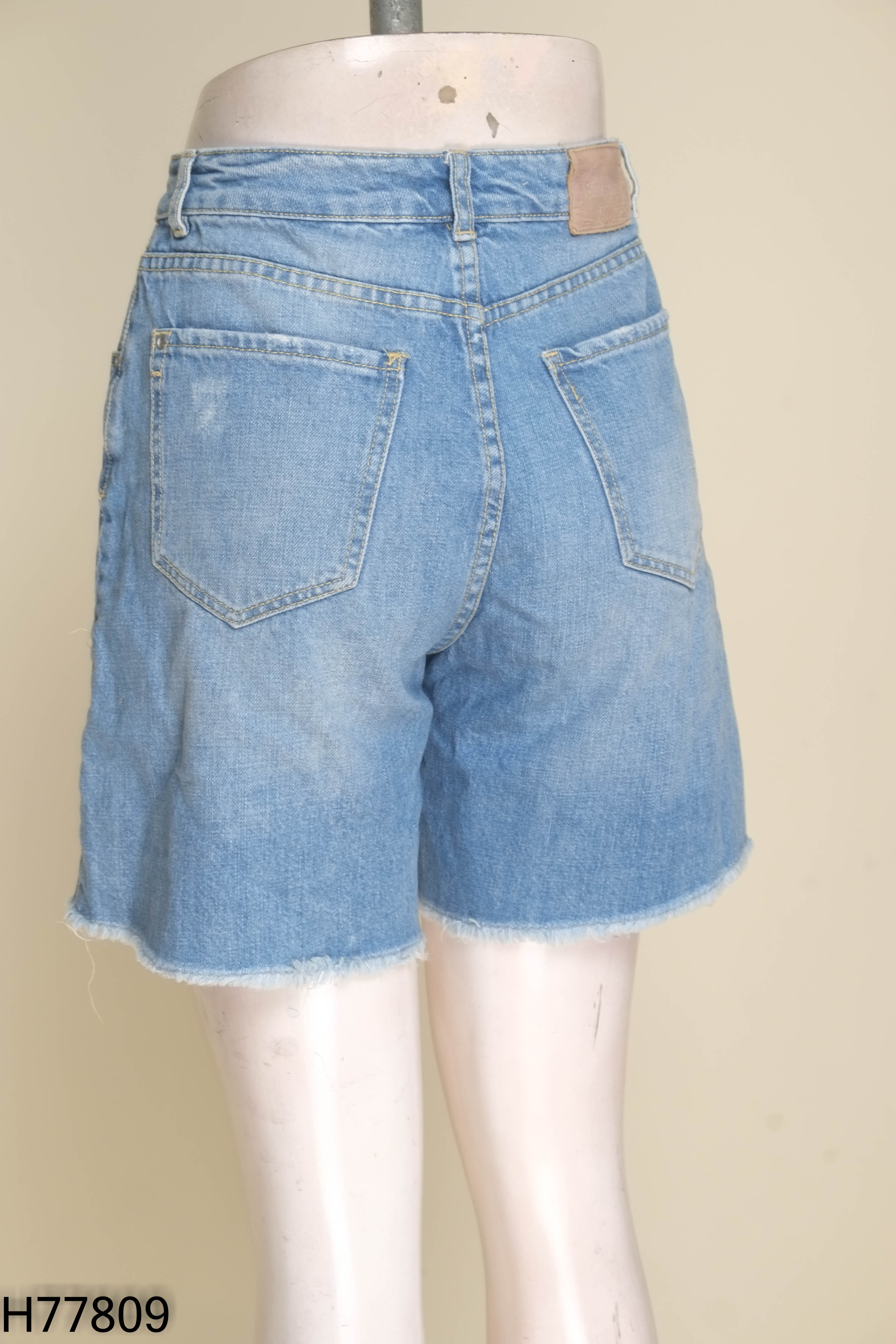 Quần shorts lửng BERSHKA jeans xanh rách