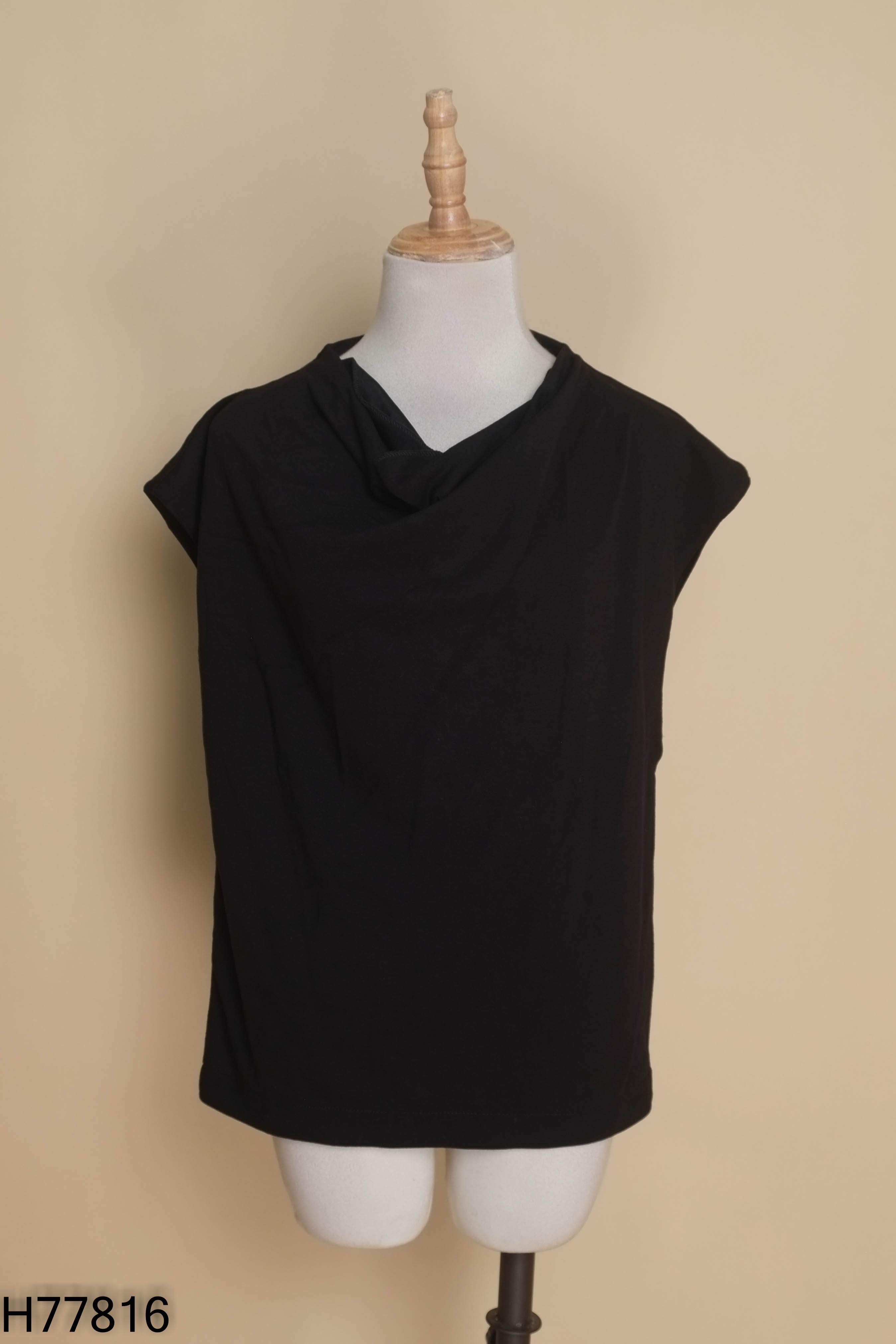 Áo đen ZARA cổ đổ