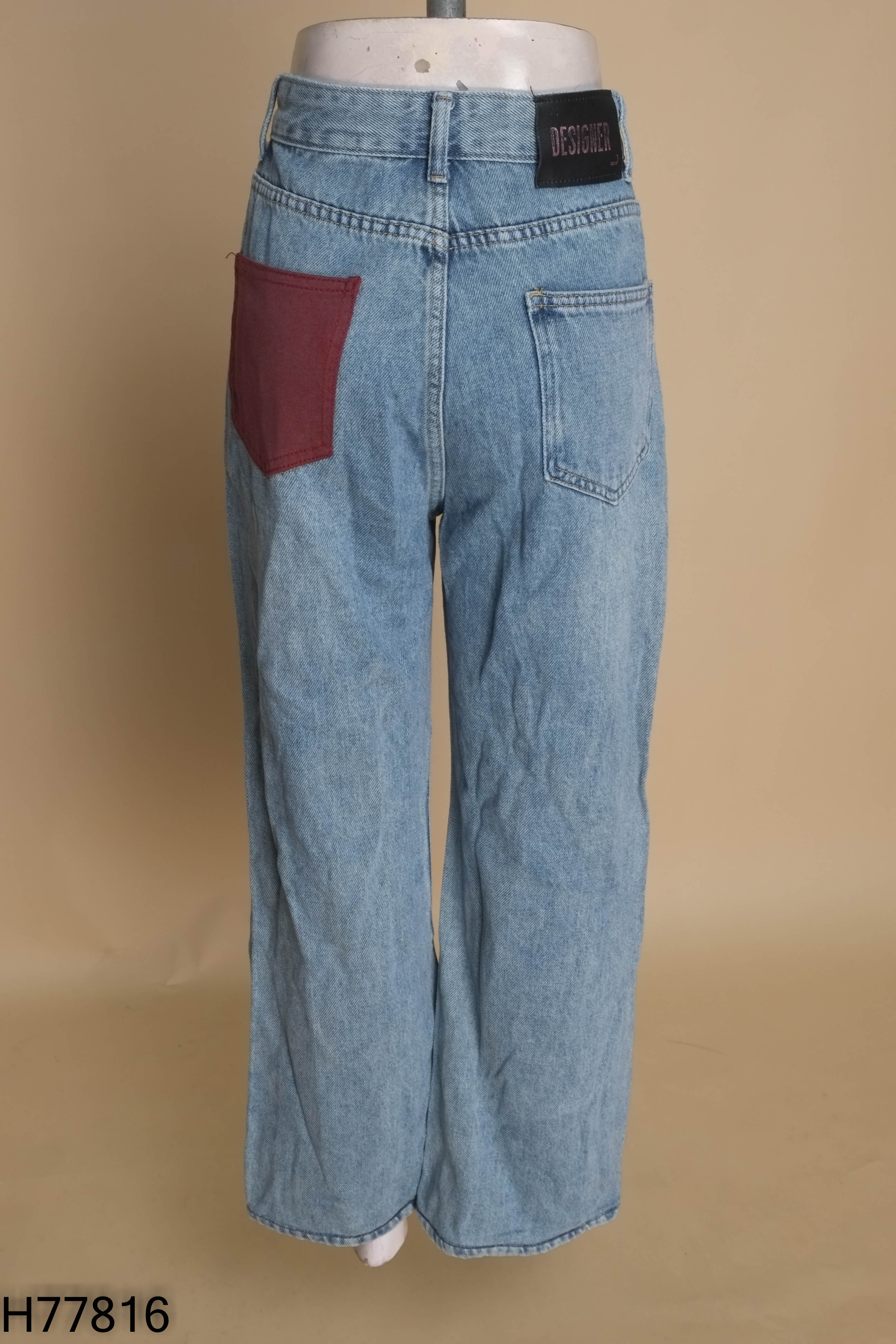 Quần jeans xanh trơn phối túi đỏ