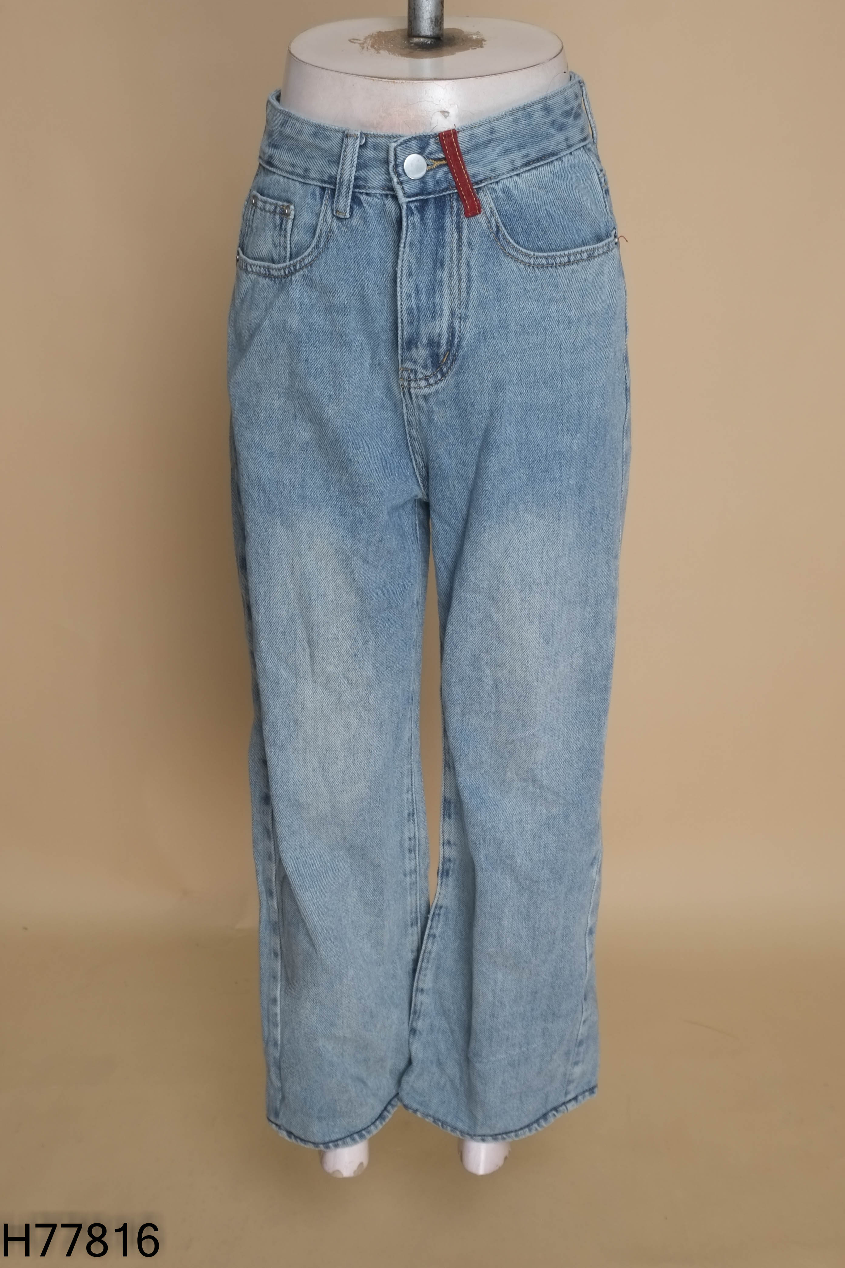 Quần jeans xanh trơn phối túi đỏ