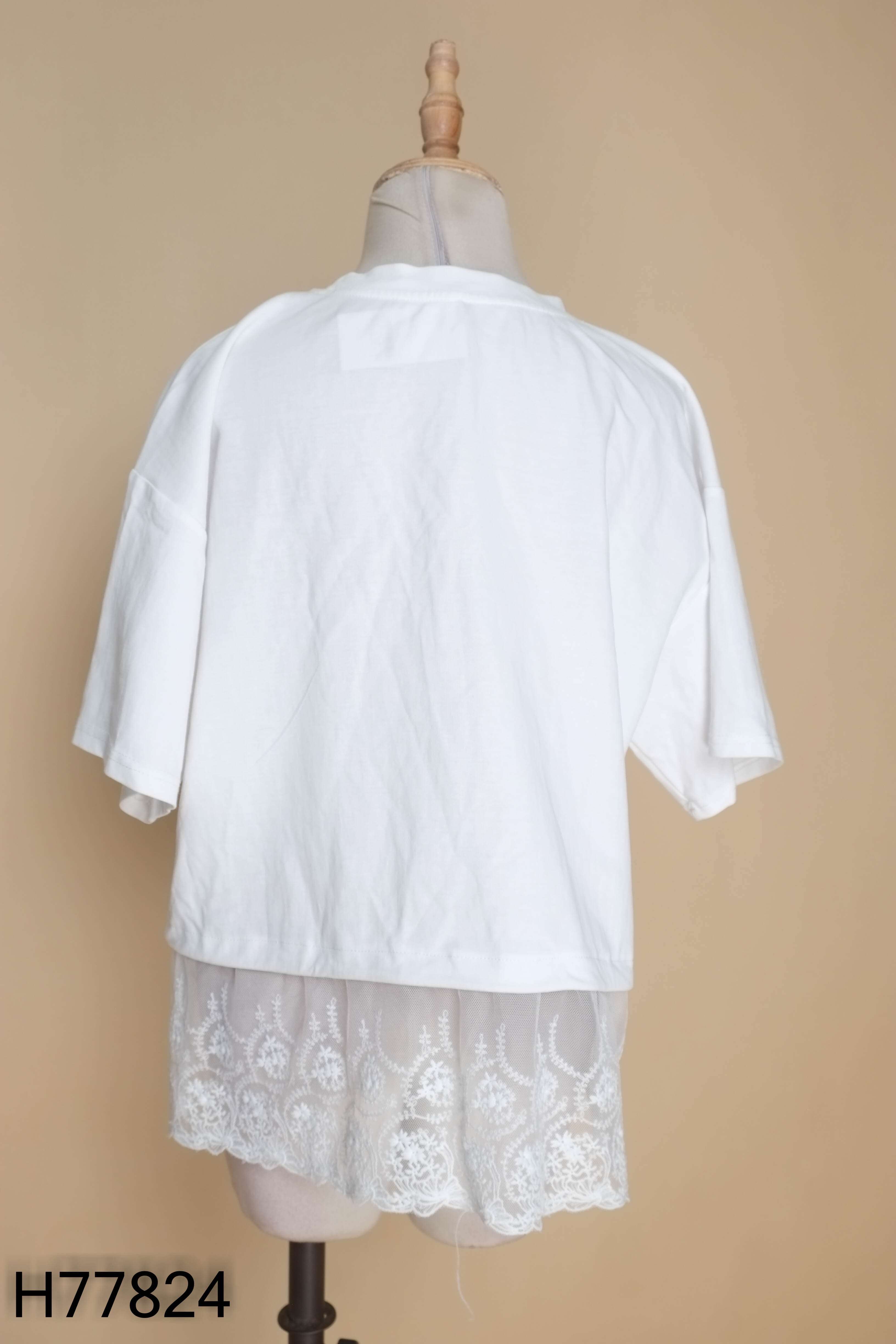 Áo trắng in chữ phối ren