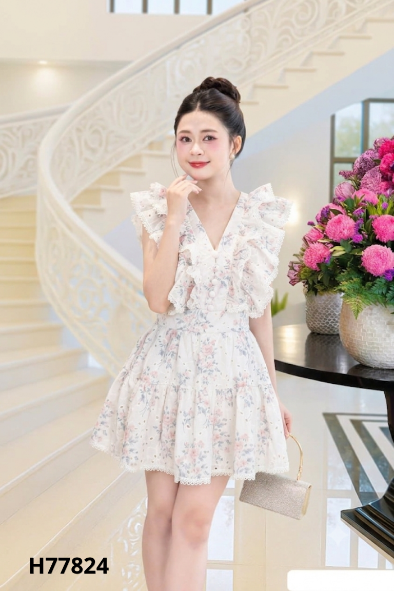 Váy be hoa cổ V phối bèo