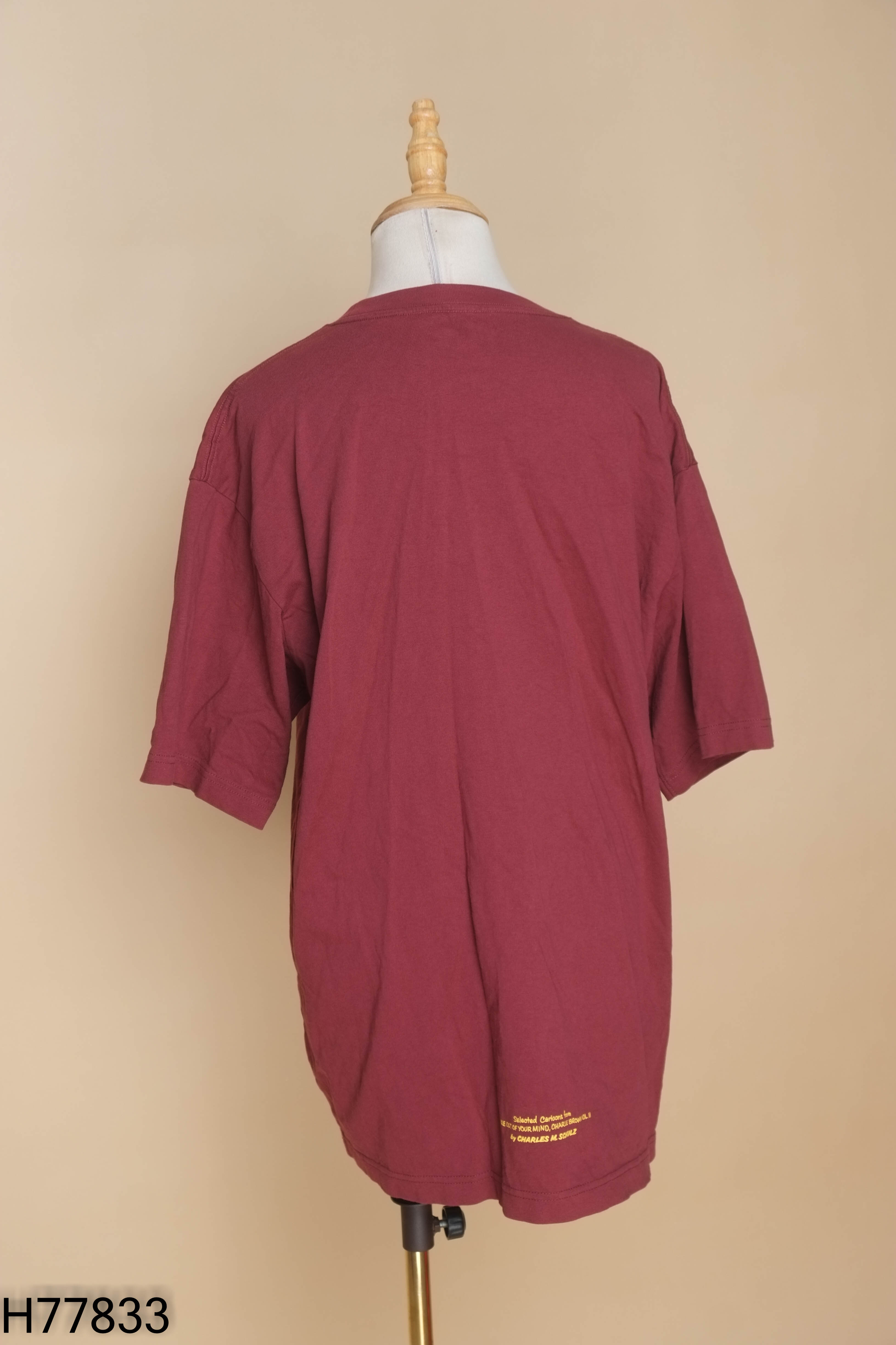 Áo đỏ mận UNIQLO in hình