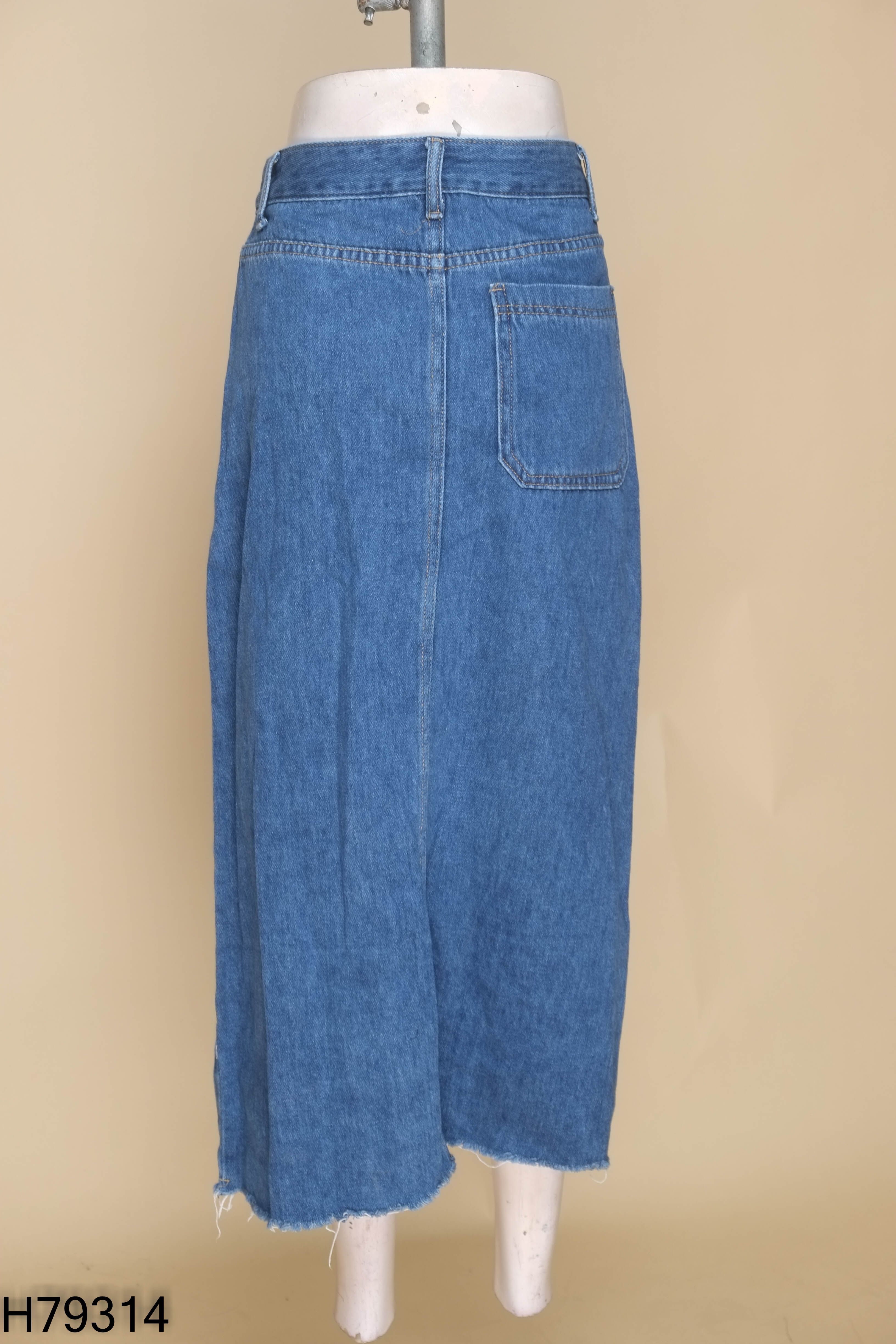 Chân váy jeans xanh cắt gấu