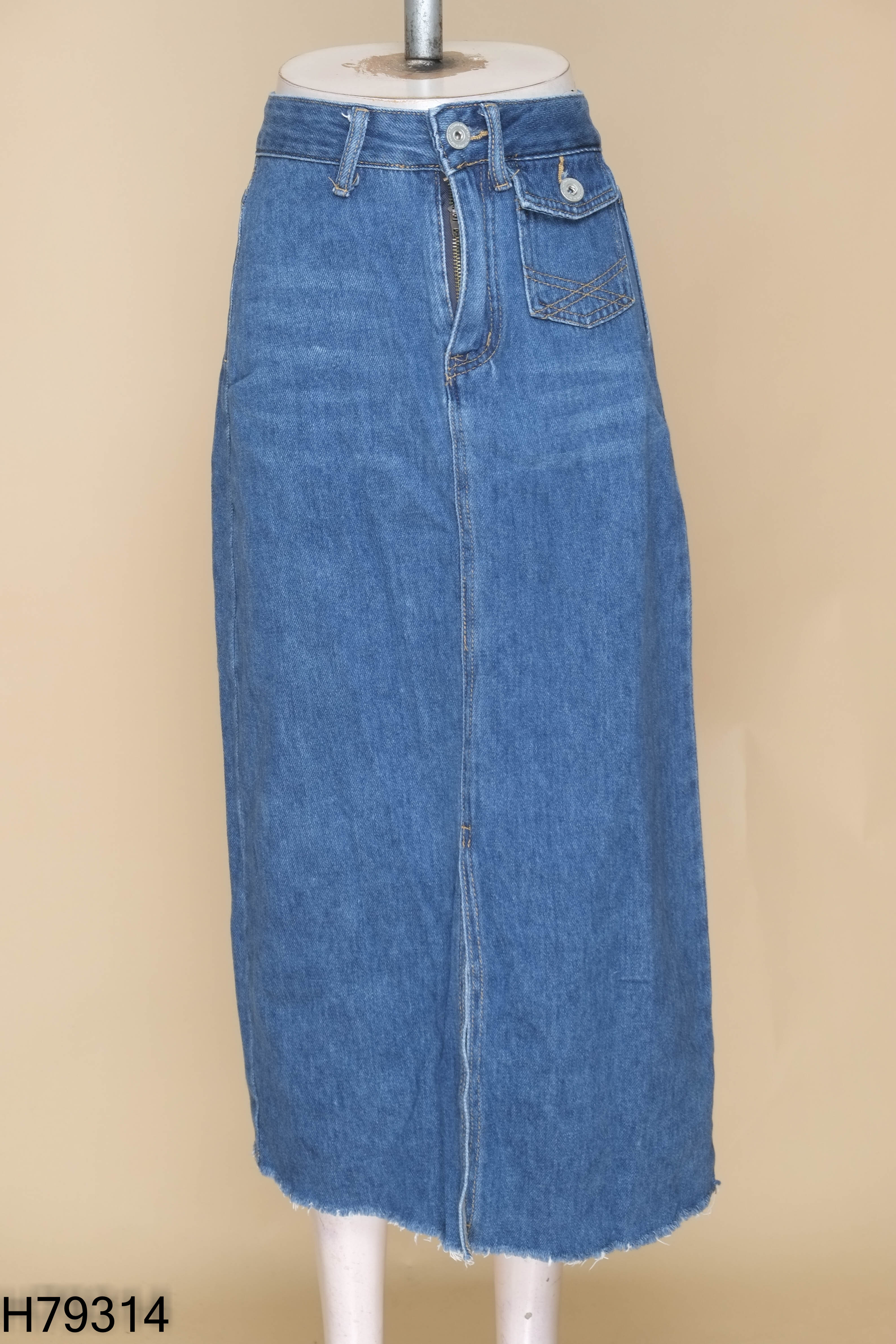 Chân váy jeans xanh cắt gấu