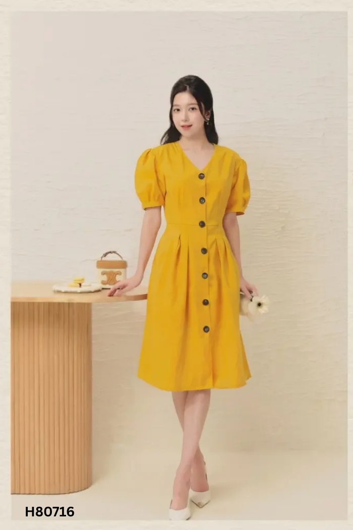 Váy vàng phối cúc đen