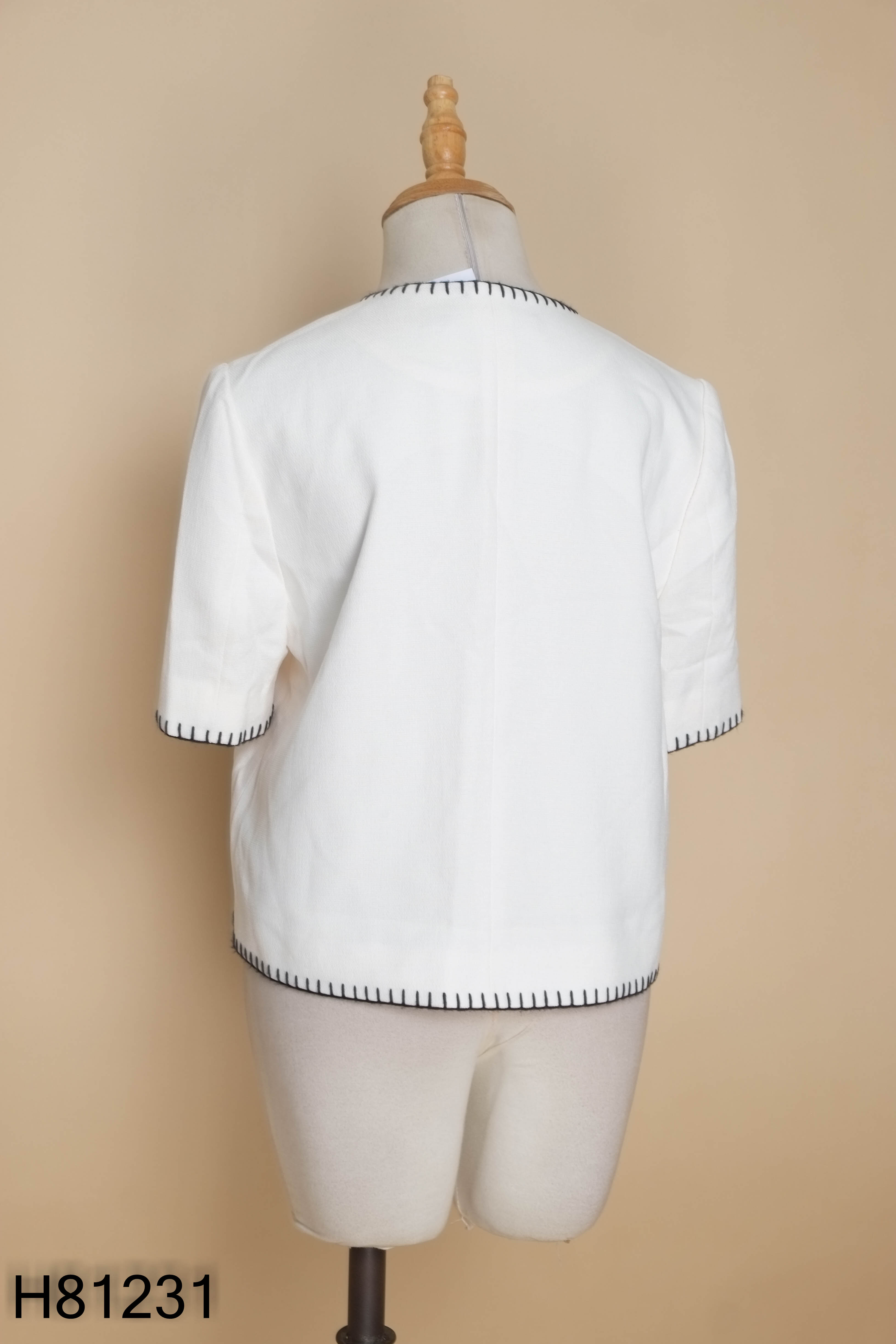 Áo trắng viền chỉ đen