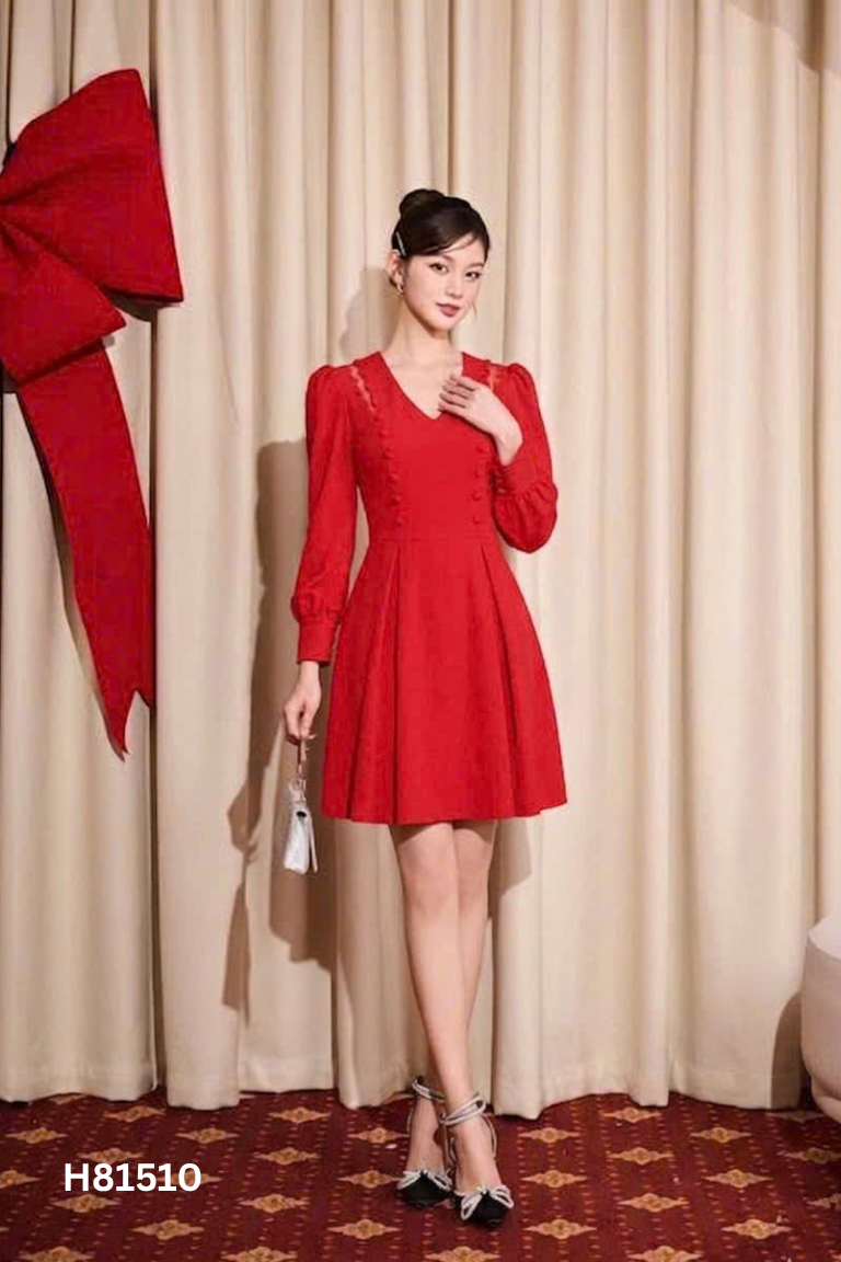 Váy đỏ cổ V phối cúc