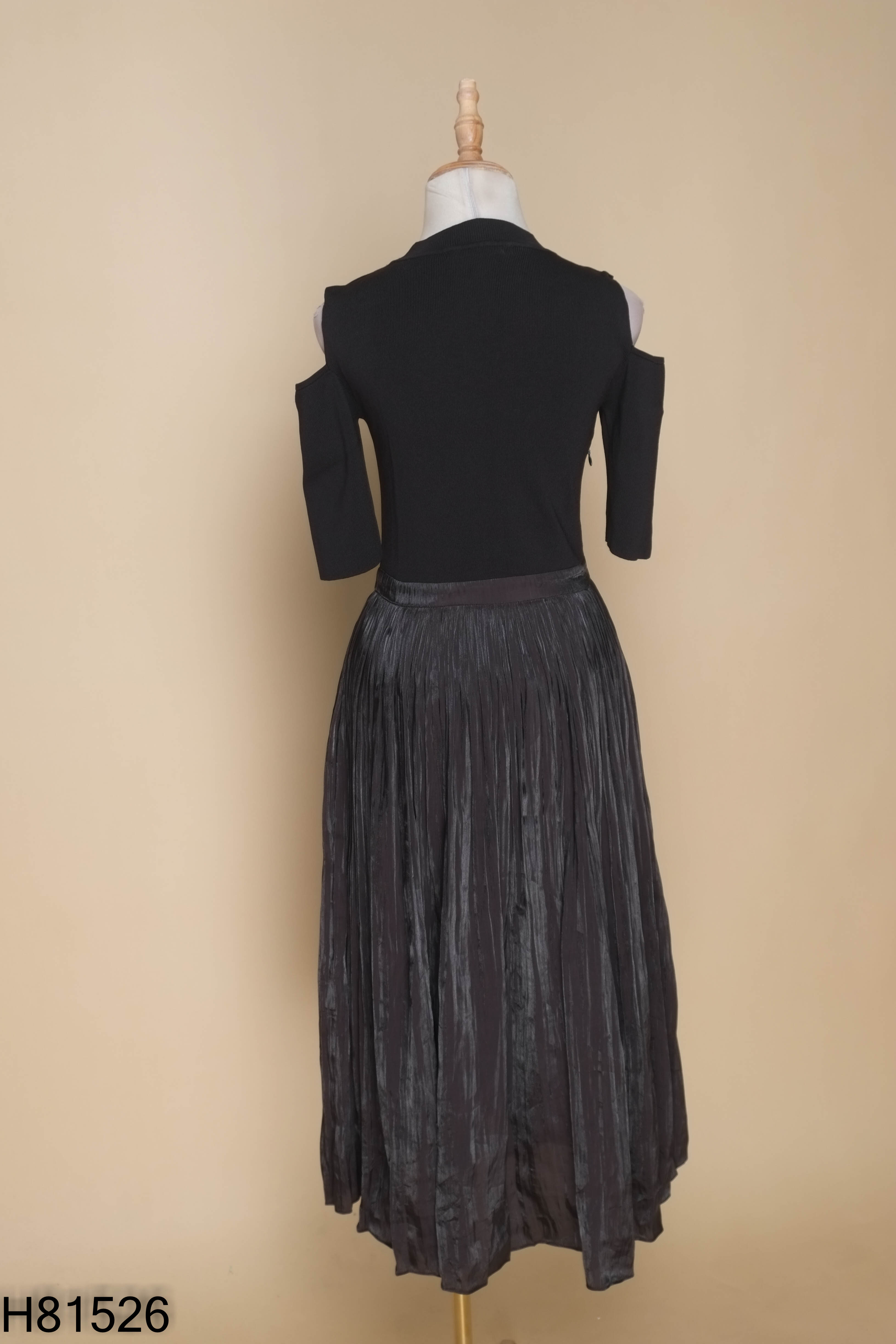 Váy đen hở vai phối organza