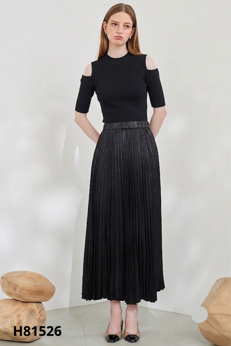 Váy đen hở vai phối organza
