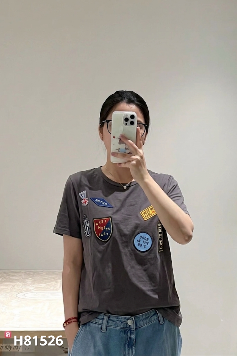 Áo xám đính sticker